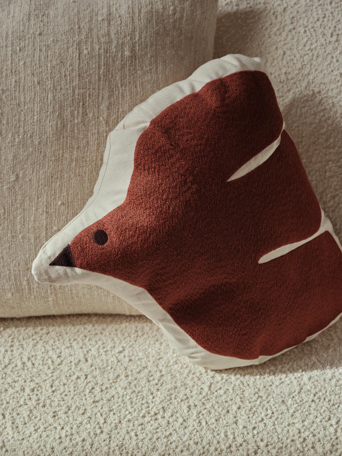 Swif Bird Kissen  in  Baked Clay präsentiert im Onlineshop von KAQTU Design AG. Deko Kissen ist von Ferm Living