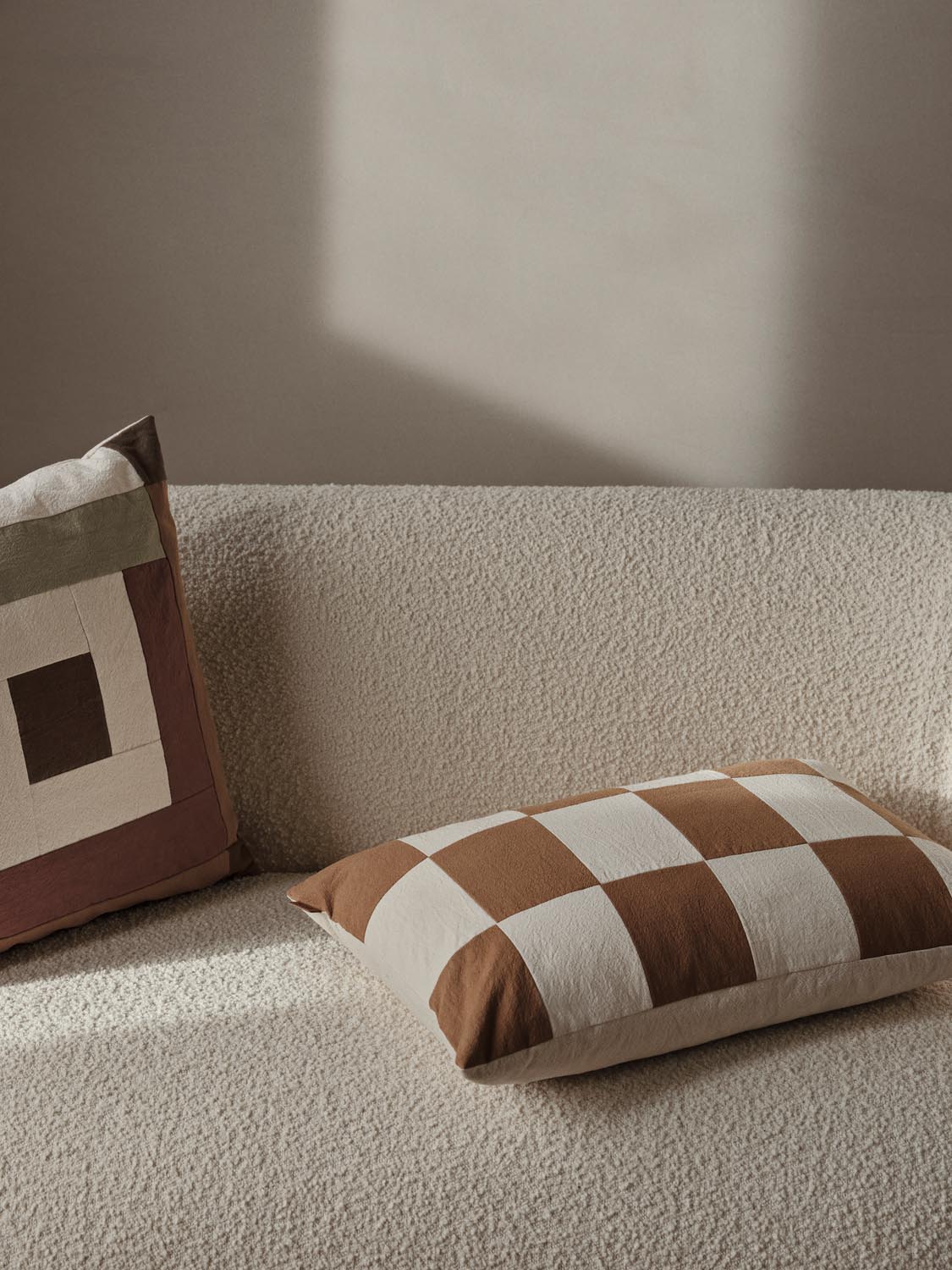 Fold Patchwork Kissen  in  Sugar kelp/Undyed präsentiert im Onlineshop von KAQTU Design AG. Deko Kissen ist von Ferm Living