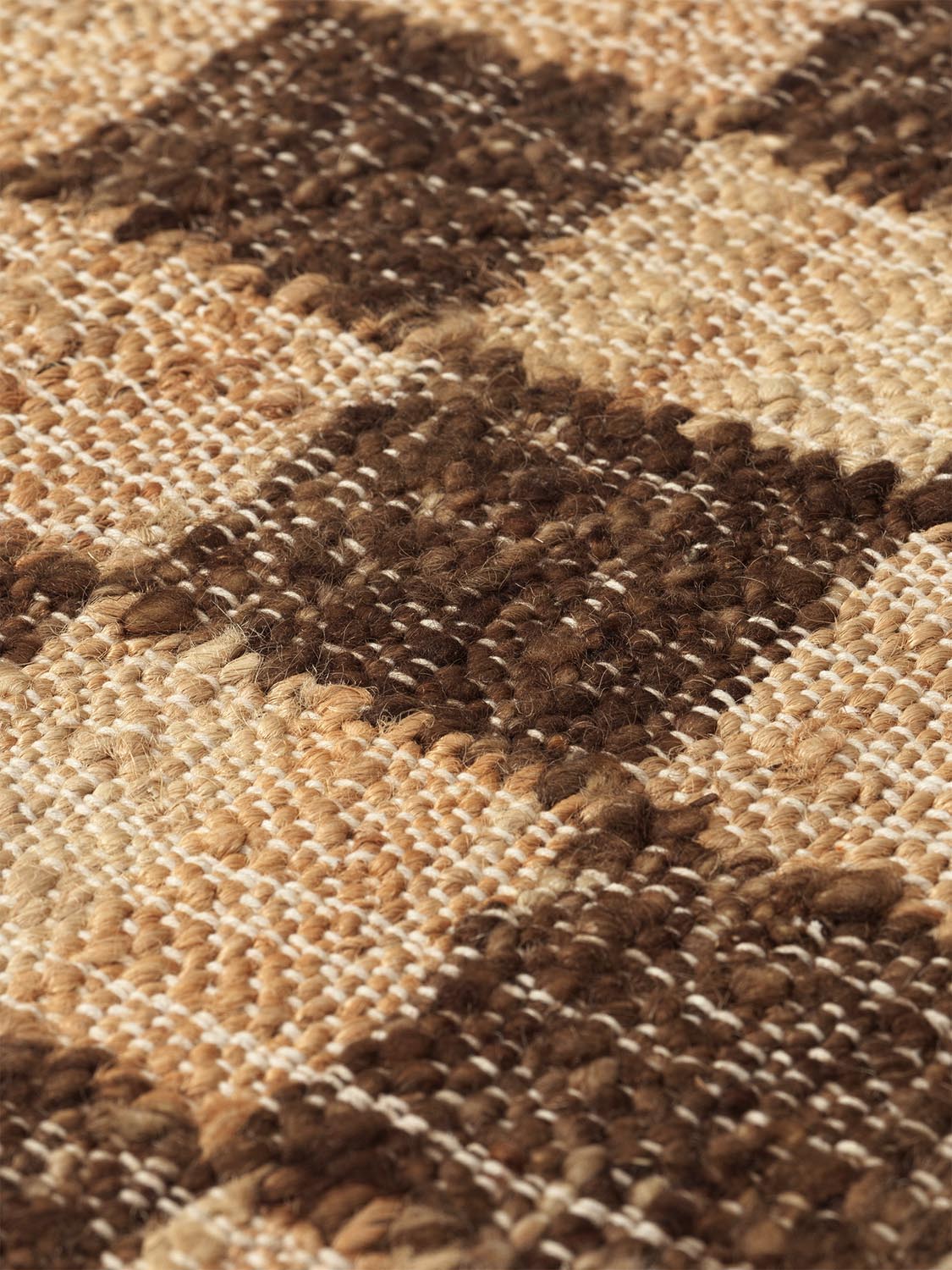 Check Wool Jute Teppich 200 x 300  in  Coffee/Natural präsentiert im Onlineshop von KAQTU Design AG. Teppich ist von Ferm Living