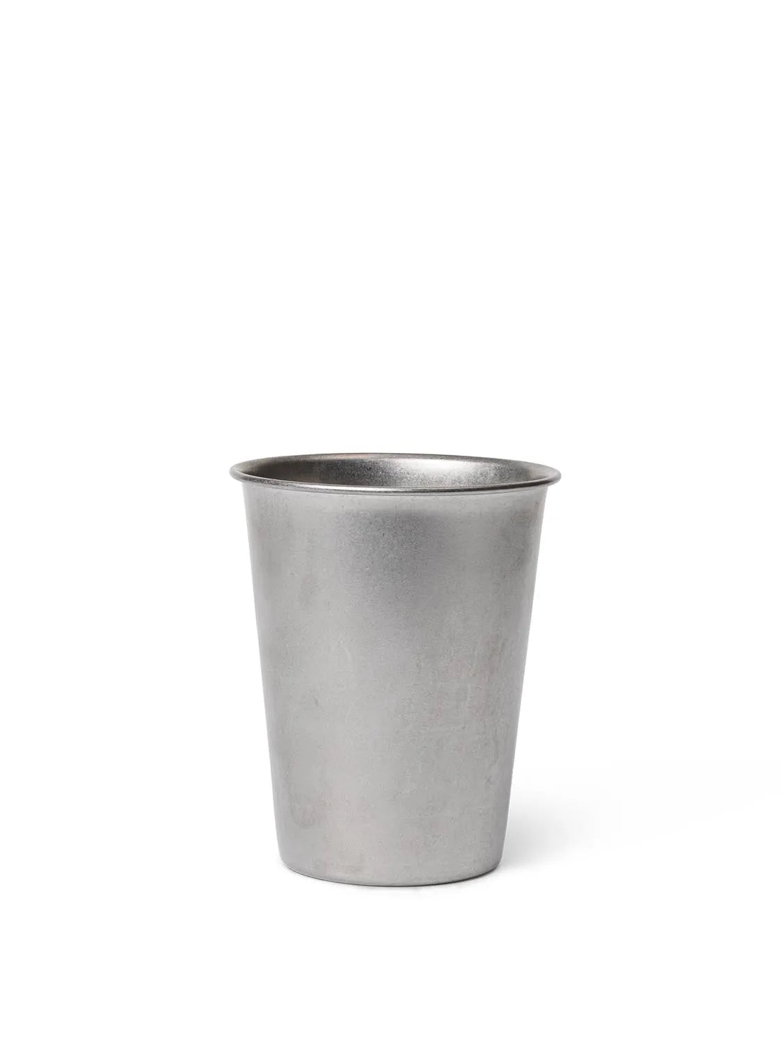 Der Tumbled Cup von Ferm Living: Edelstahlbecher mit industriellem Charme, ideal für Getränke, robust und stilvoll für jeden Anlass.