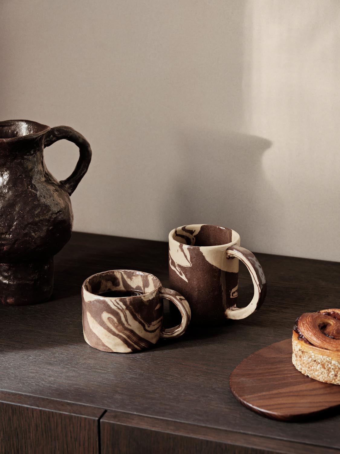 Ryu Mug Tall  in  Sand/Brown präsentiert im Onlineshop von KAQTU Design AG. Tasse ist von Ferm Living