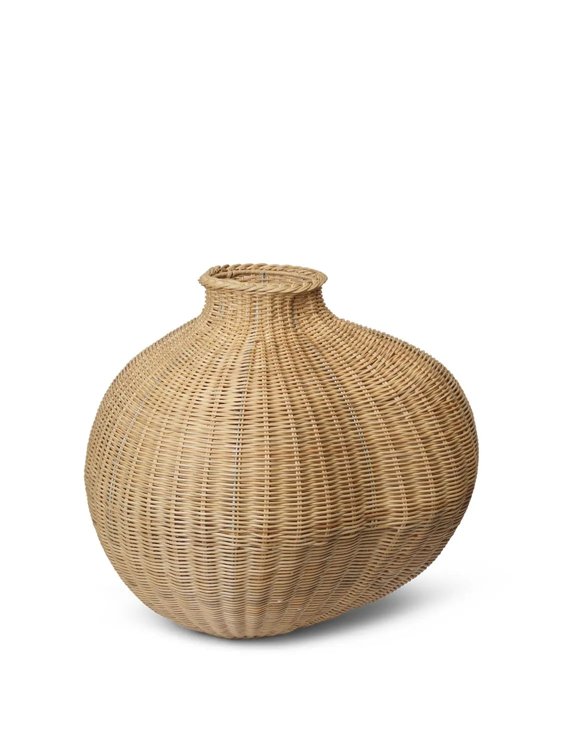 Bola Braided Floor Vase  in  Natural präsentiert im Onlineshop von KAQTU Design AG. Vase ist von Ferm Living