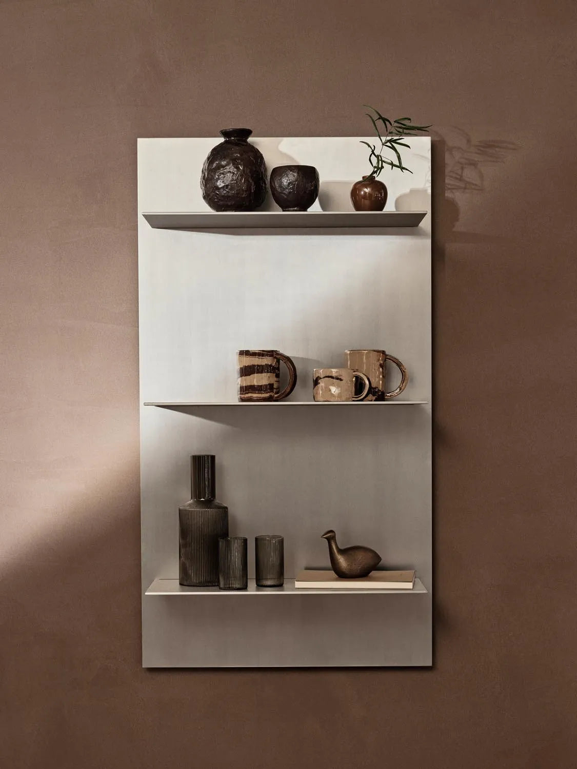 Elegantes Ferm Living Regal: Dreifach Stauraum für moderne Räume.