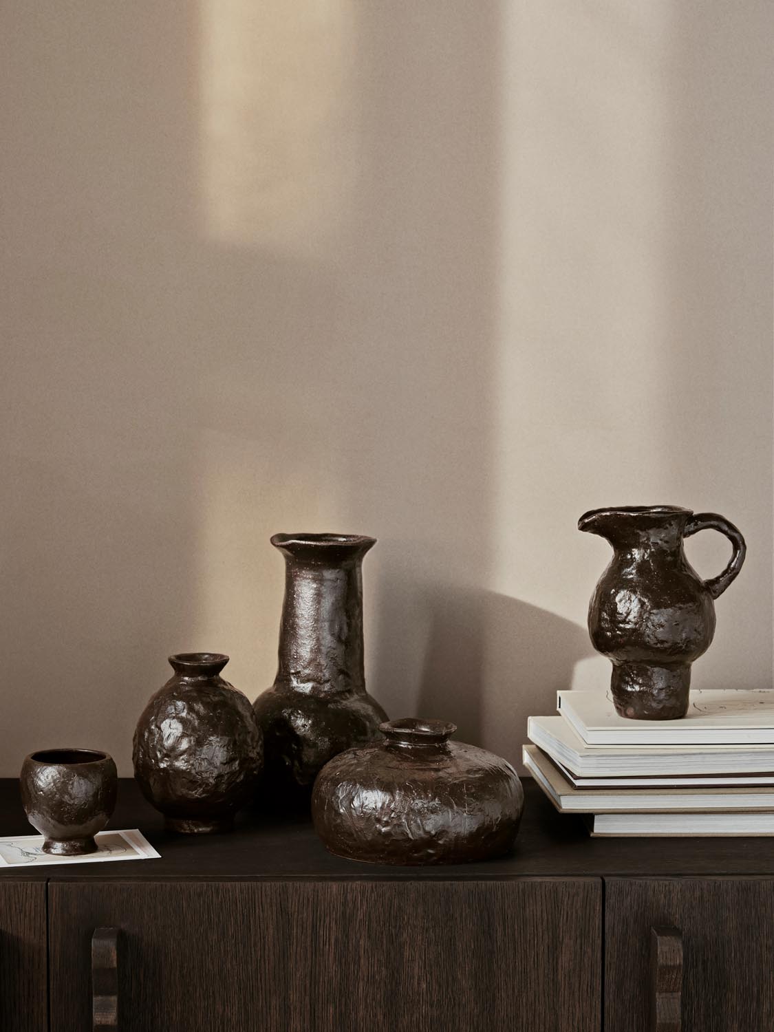 Doro Vase H27  in Coffee präsentiert im Onlineshop von KAQTU Design AG. Vase ist von Ferm Living