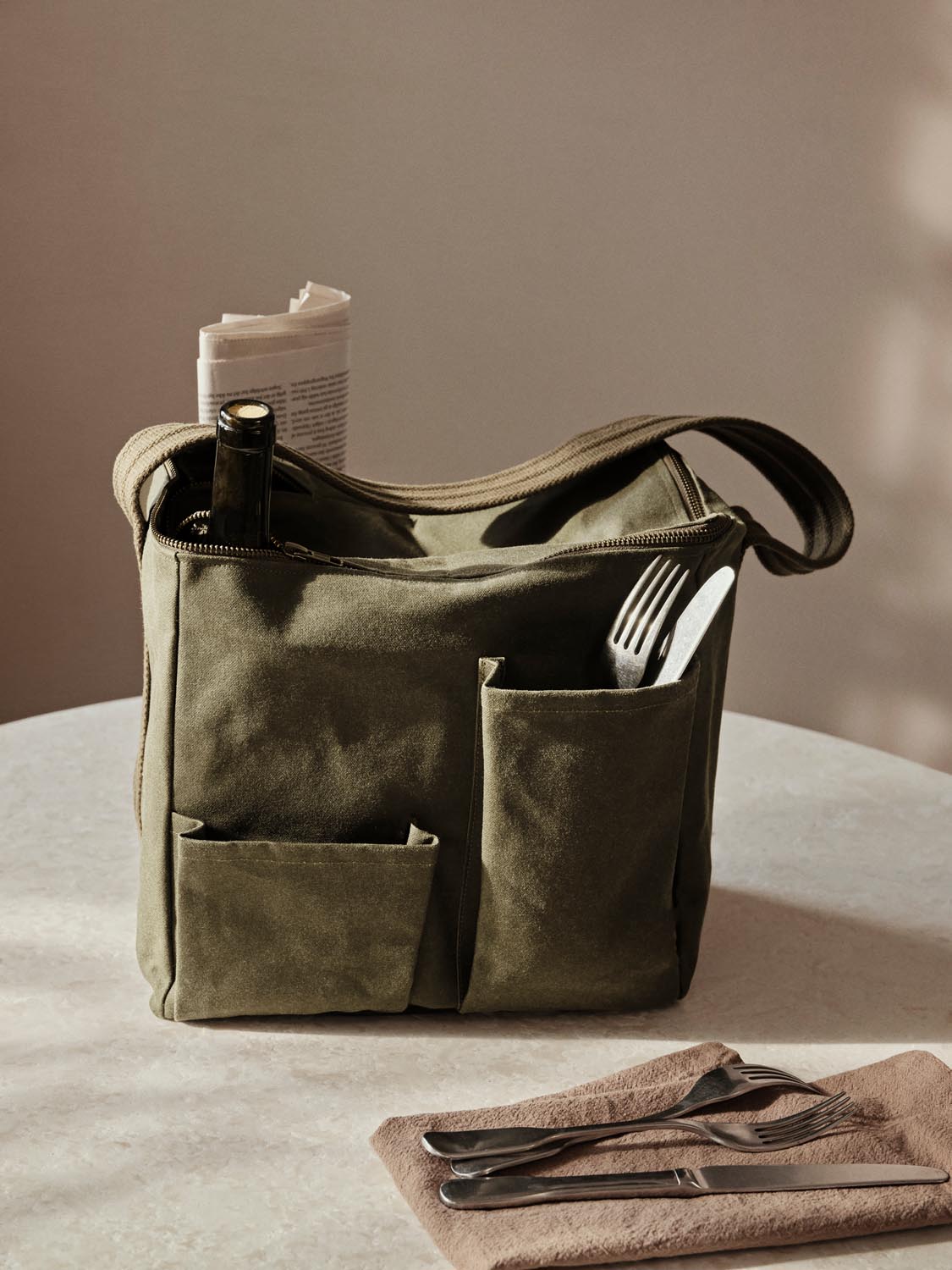 Bark Picnic Bag  in  Olive präsentiert im Onlineshop von KAQTU Design AG. Tasche ist von Ferm Living