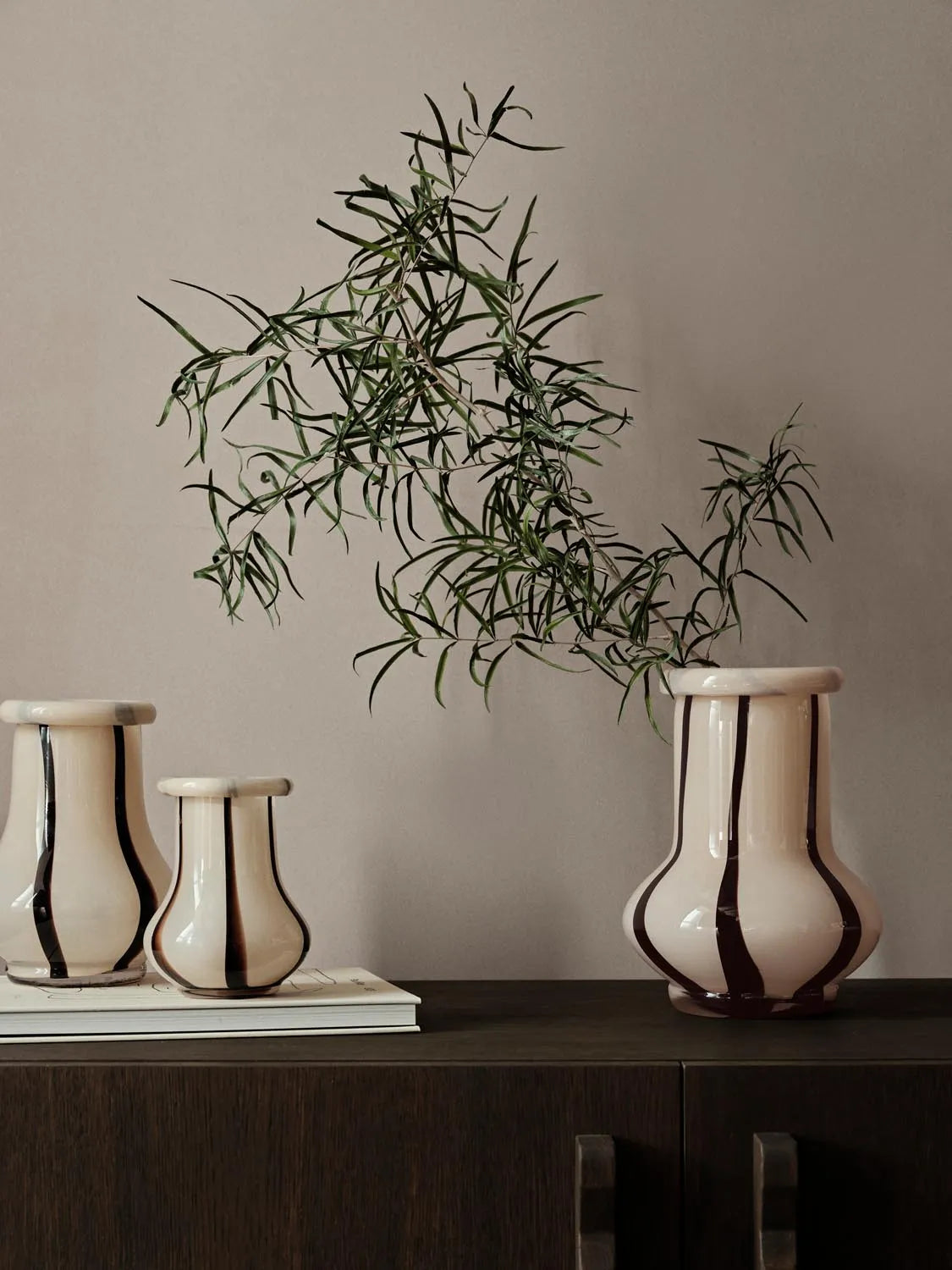 Riban Vase H15  in  Cream präsentiert im Onlineshop von KAQTU Design AG. Vase ist von Ferm Living