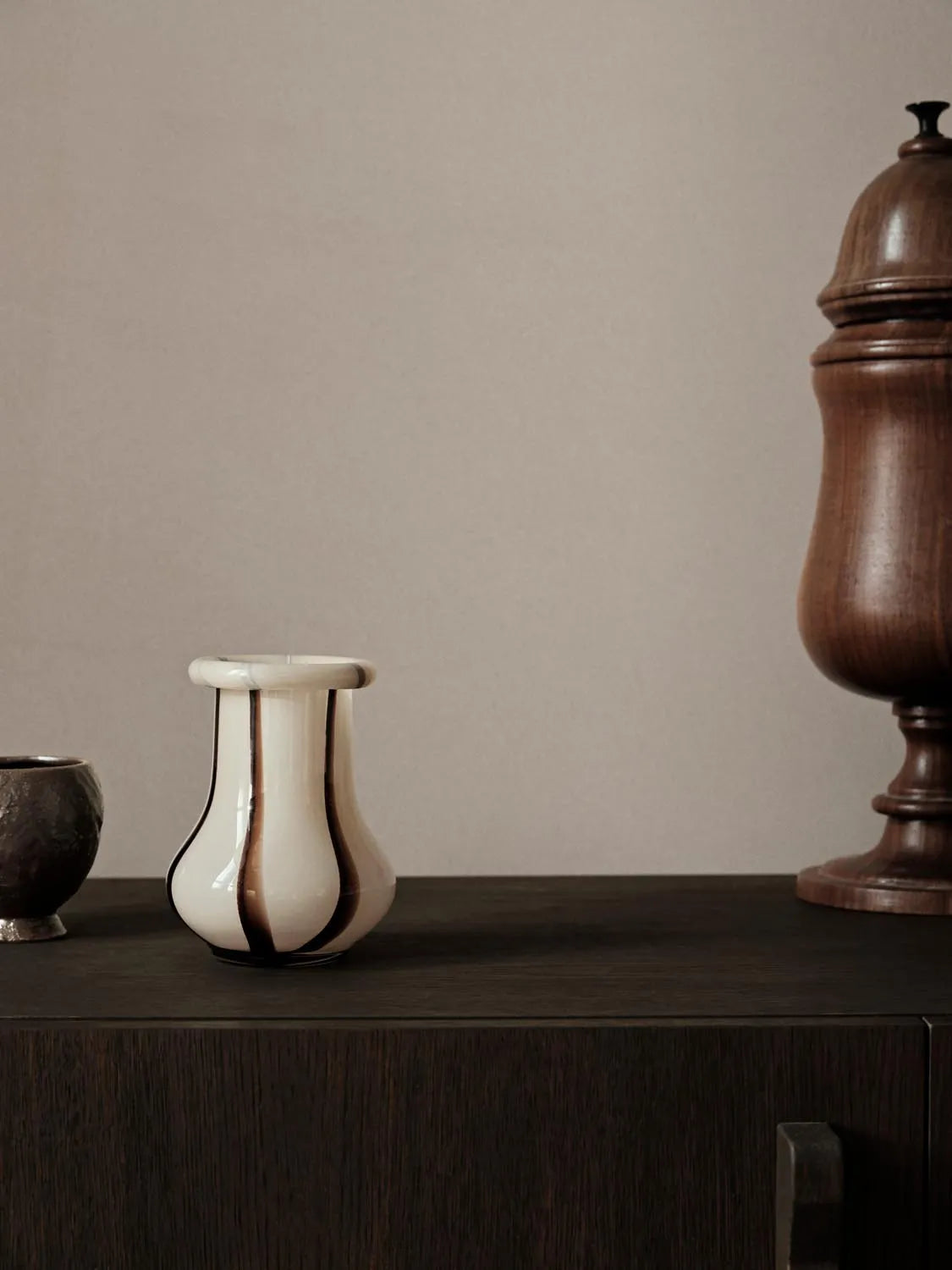 Riban Vase H15  in  Cream präsentiert im Onlineshop von KAQTU Design AG. Vase ist von Ferm Living