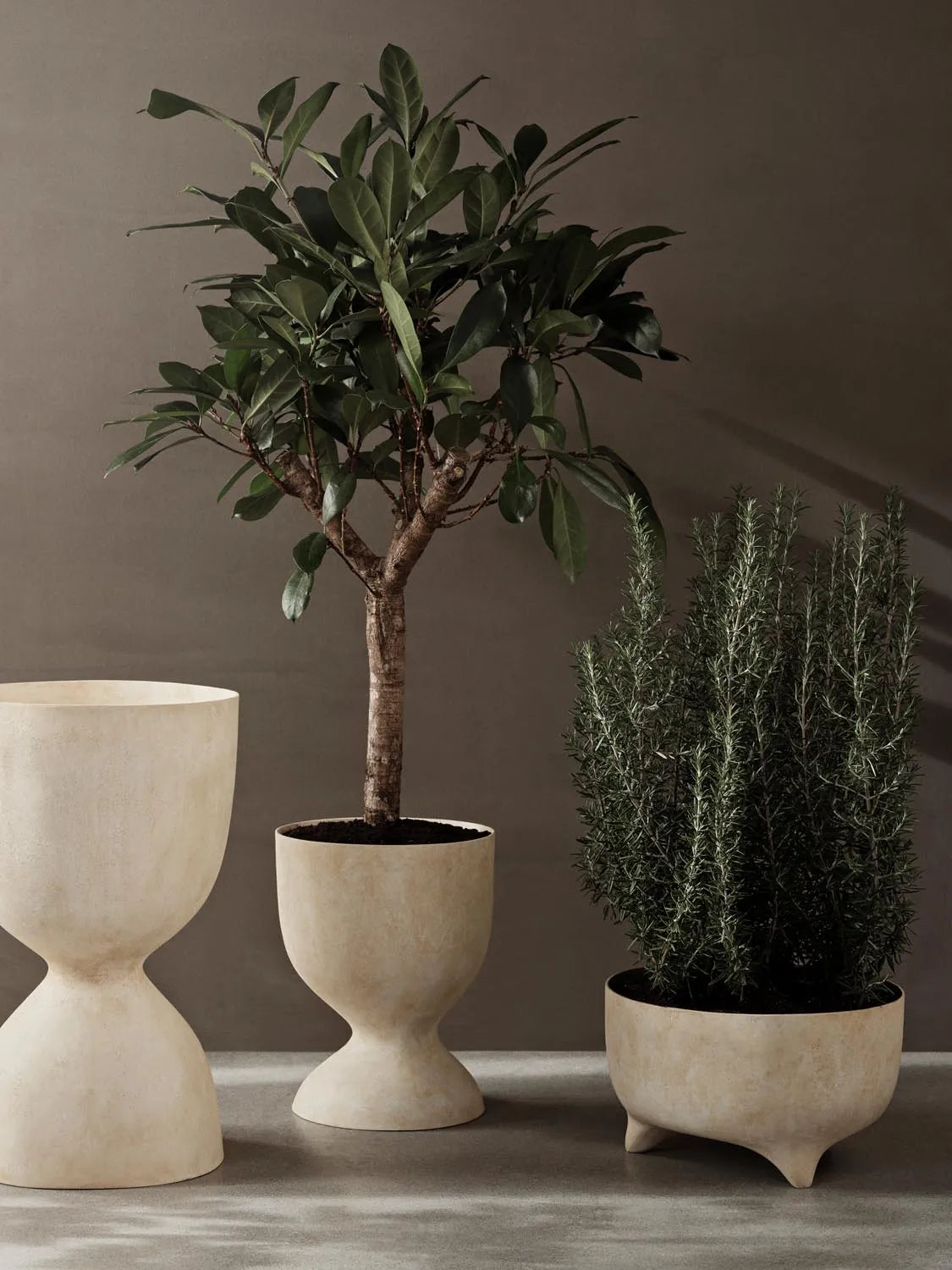 Evoke Pot H27  in  Warm Sand präsentiert im Onlineshop von KAQTU Design AG. Blumentopf ist von Ferm Living