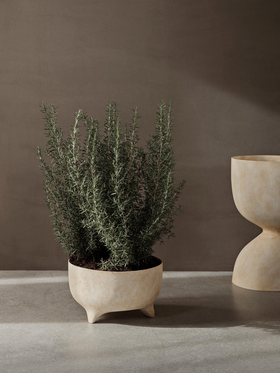 Evoke Pot H27  in  Warm Sand präsentiert im Onlineshop von KAQTU Design AG. Blumentopf ist von Ferm Living