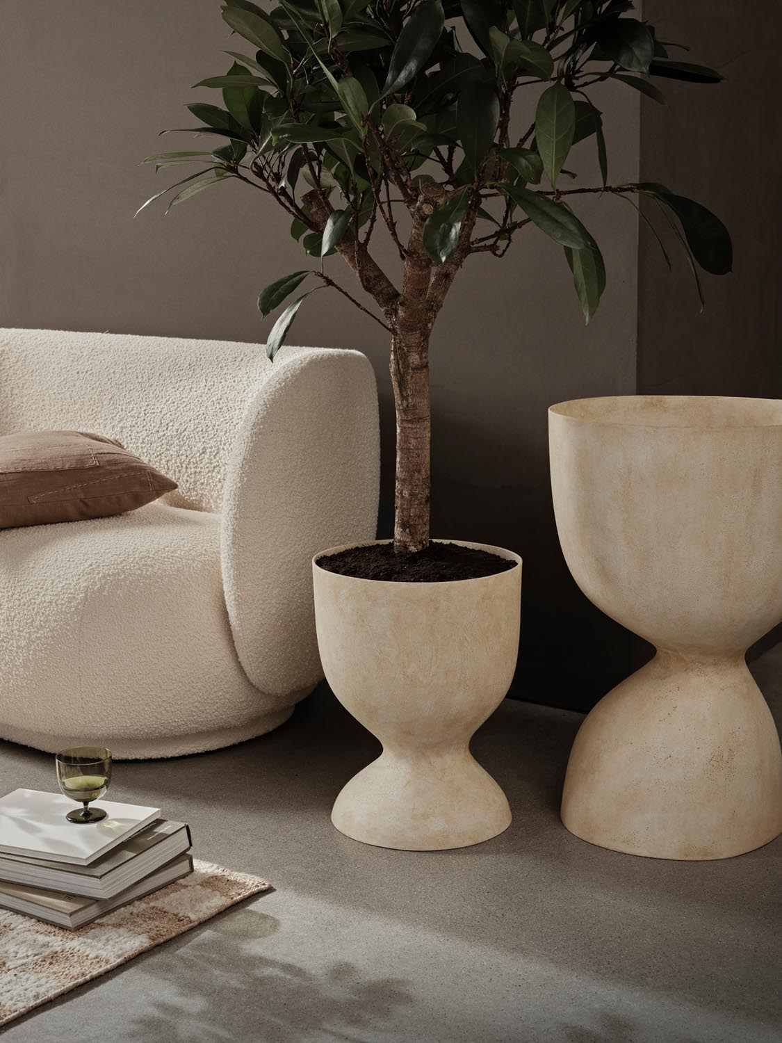 Evoke Pot H45  in  Warm Sand präsentiert im Onlineshop von KAQTU Design AG. Blumentopf ist von Ferm Living