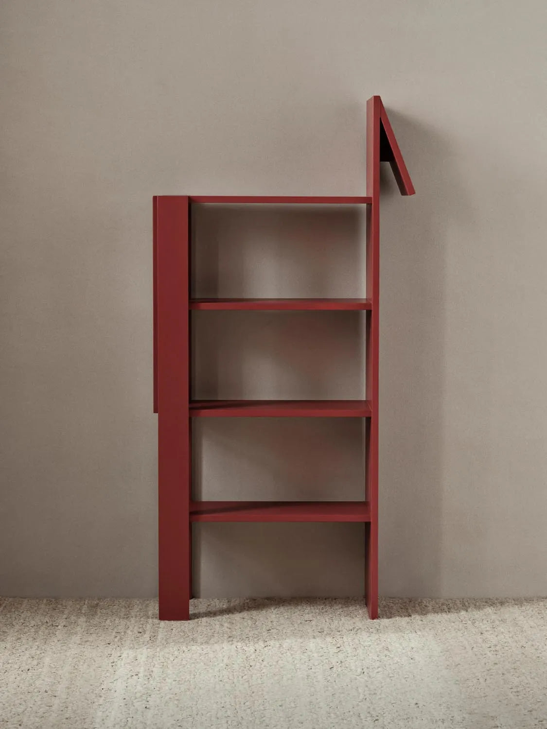 Giraffe Bücherregal  in  Poppy Red präsentiert im Onlineshop von KAQTU Design AG. Bücherregal ist von Ferm Living