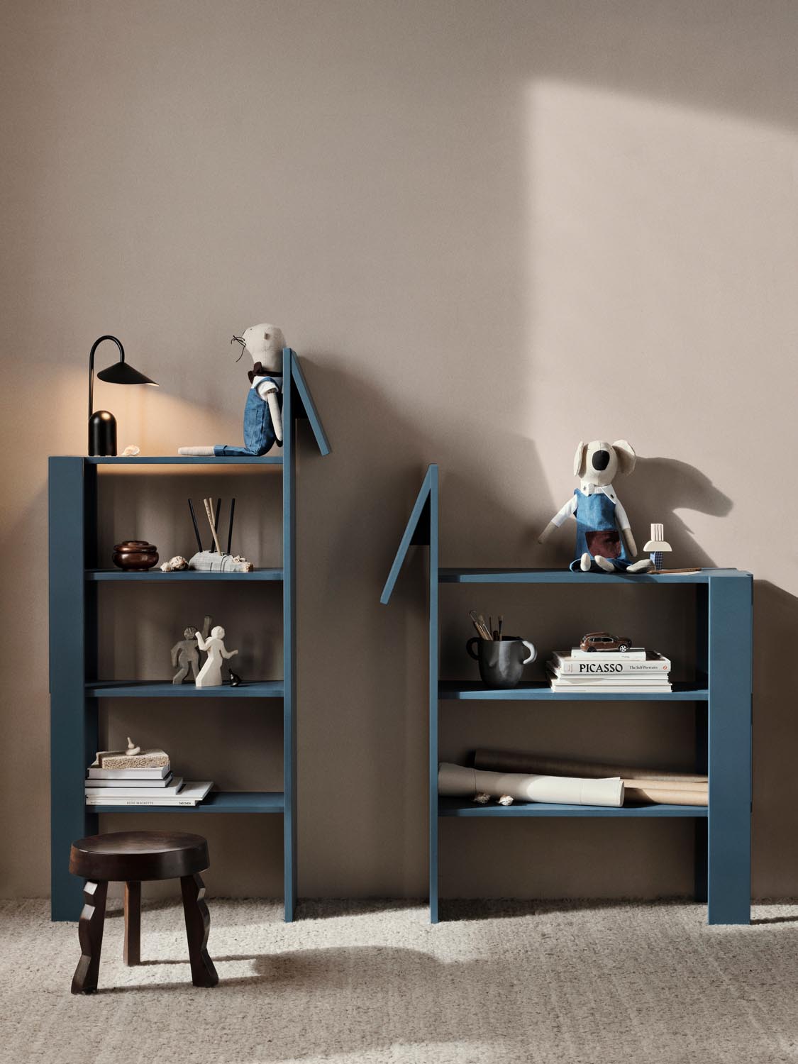 Giraffe Bücherregal  in  Dark Blue präsentiert im Onlineshop von KAQTU Design AG. Bücherregal ist von Ferm Living