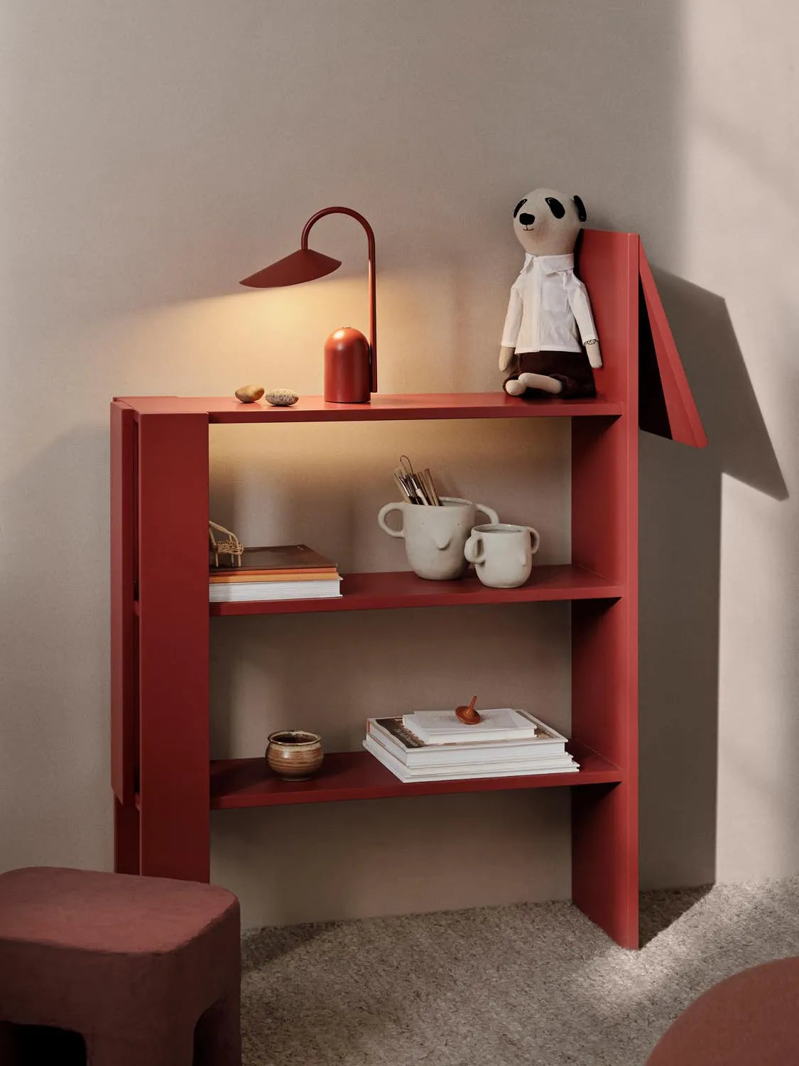 Horse Bücherregal  in  Poppy Red präsentiert im Onlineshop von KAQTU Design AG. Bücherregal ist von Ferm Living