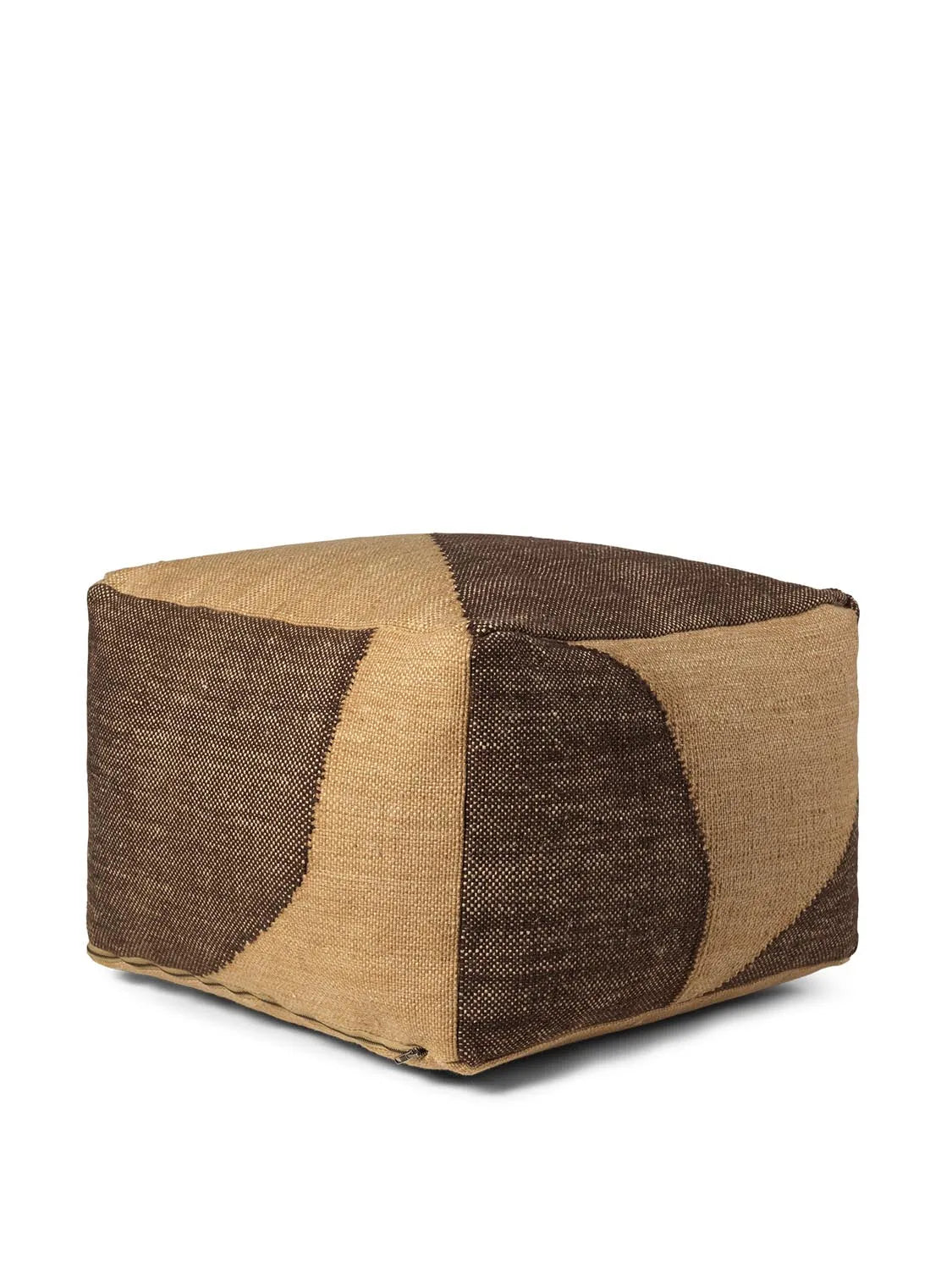 Der Forene Square Pouf von Ferm Living: Nachhaltig, stilvoll, aus recyceltem PET, ideal für drinnen und draußen, skandinavisches Design.