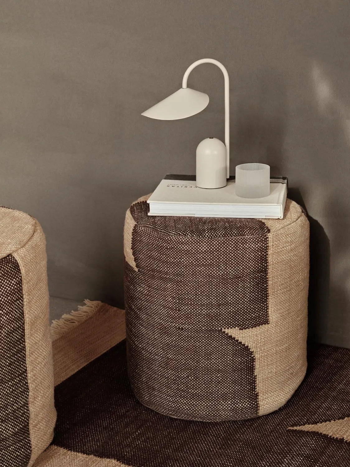 Forene Cylinder Pouf  in  Tan/Chocolate präsentiert im Onlineshop von KAQTU Design AG. Pouf ist von Ferm Living