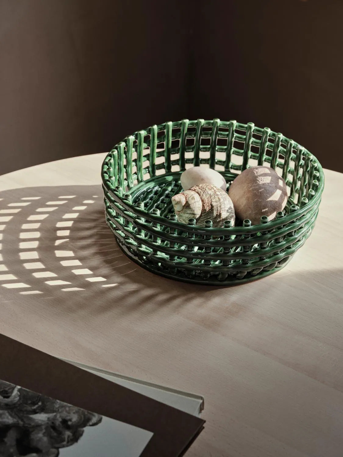 Ceramic Centrepiece  in  Emerald Green präsentiert im Onlineshop von KAQTU Design AG. Aufbewahrungskorb ist von Ferm Living