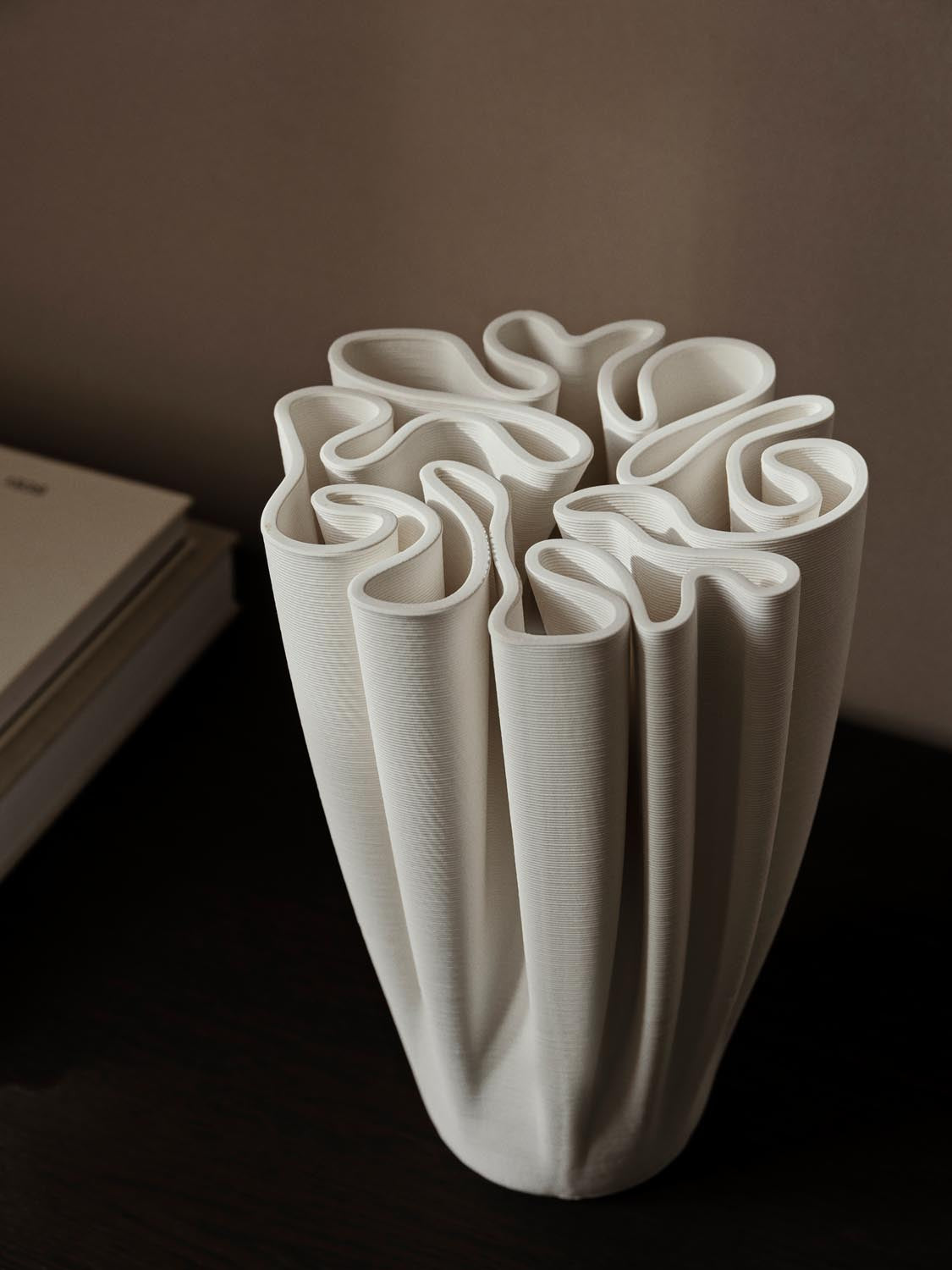 Dedali Vase in Offwhite präsentiert im Onlineshop von KAQTU Design AG. Vase ist von Ferm Living