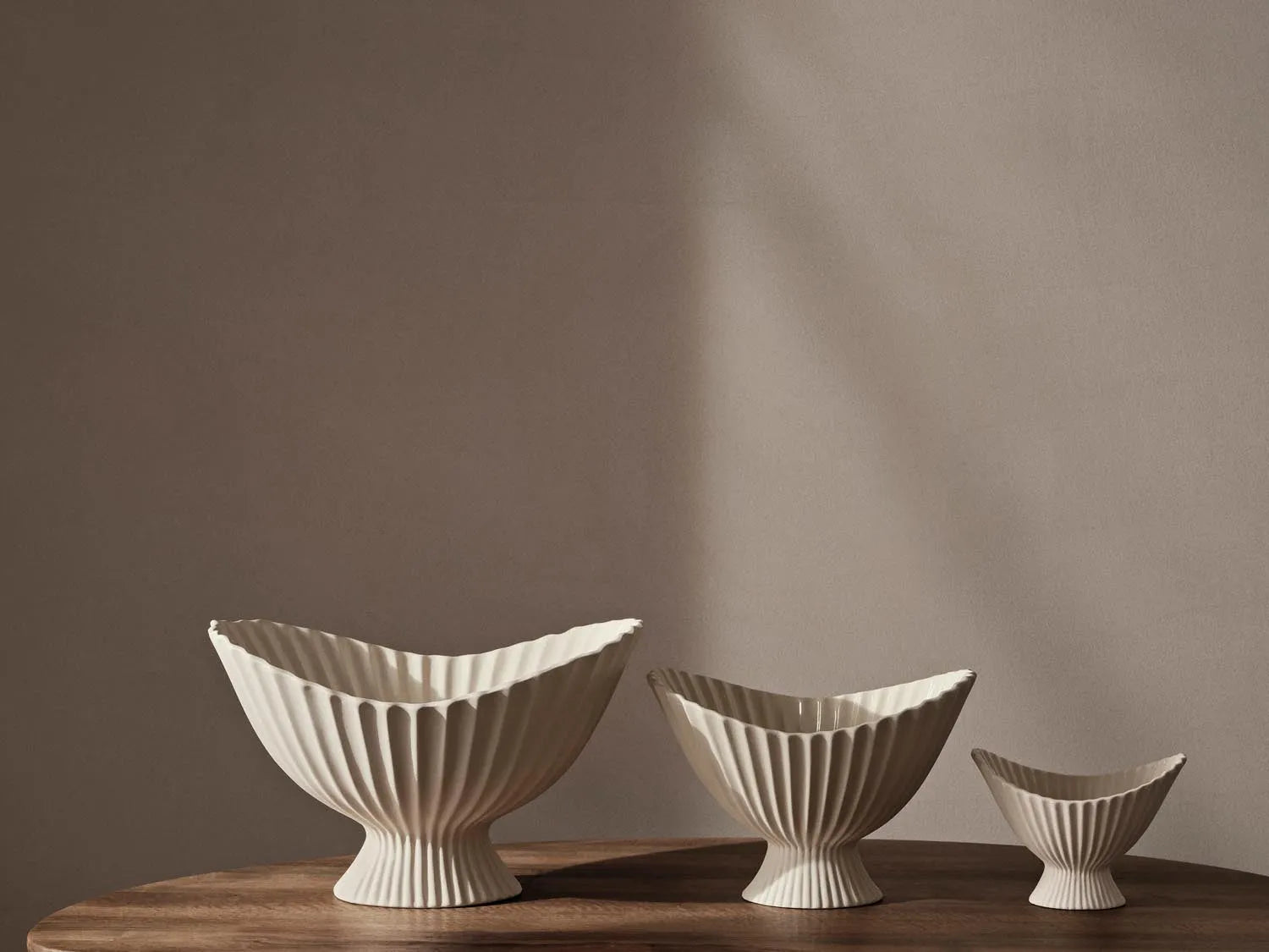 Fountain Bowl 19 in  Offwhite präsentiert im Onlineshop von KAQTU Design AG. Schüssel ist von Ferm Living