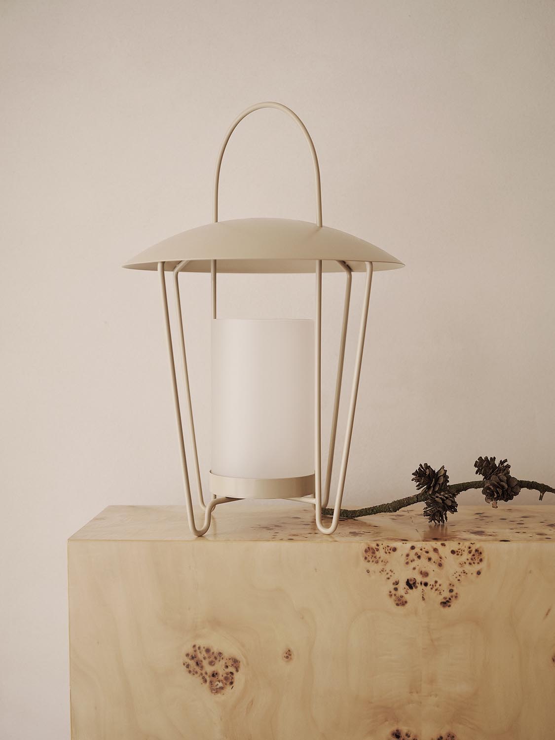 Abri Lantern  in  Cashmere präsentiert im Onlineshop von KAQTU Design AG. Laterne ist von Ferm Living