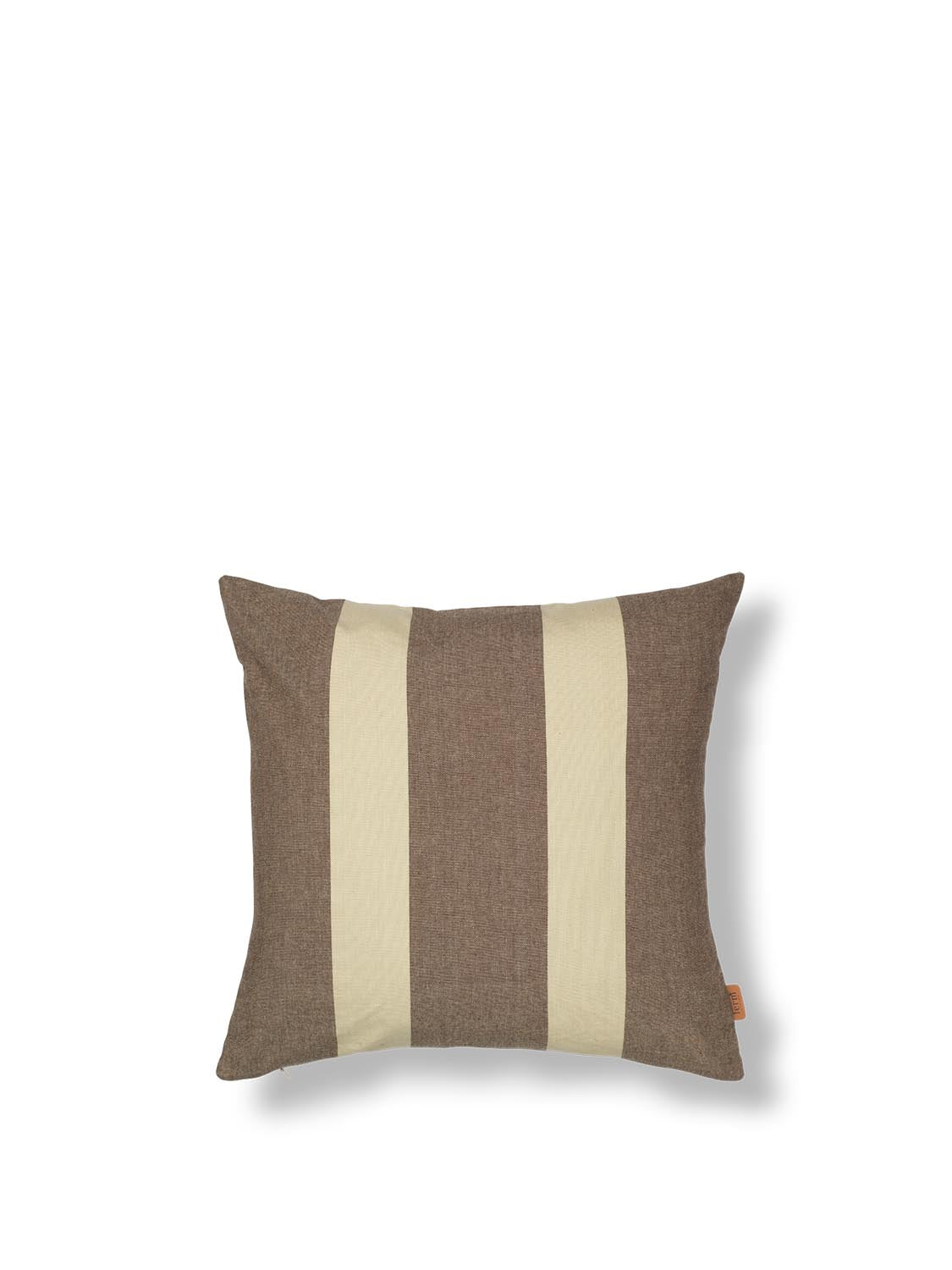 Strand Outdoor Kissen  in  Carob Brown/Parchment präsentiert im Onlineshop von KAQTU Design AG. Dekokissen ist von Ferm Living