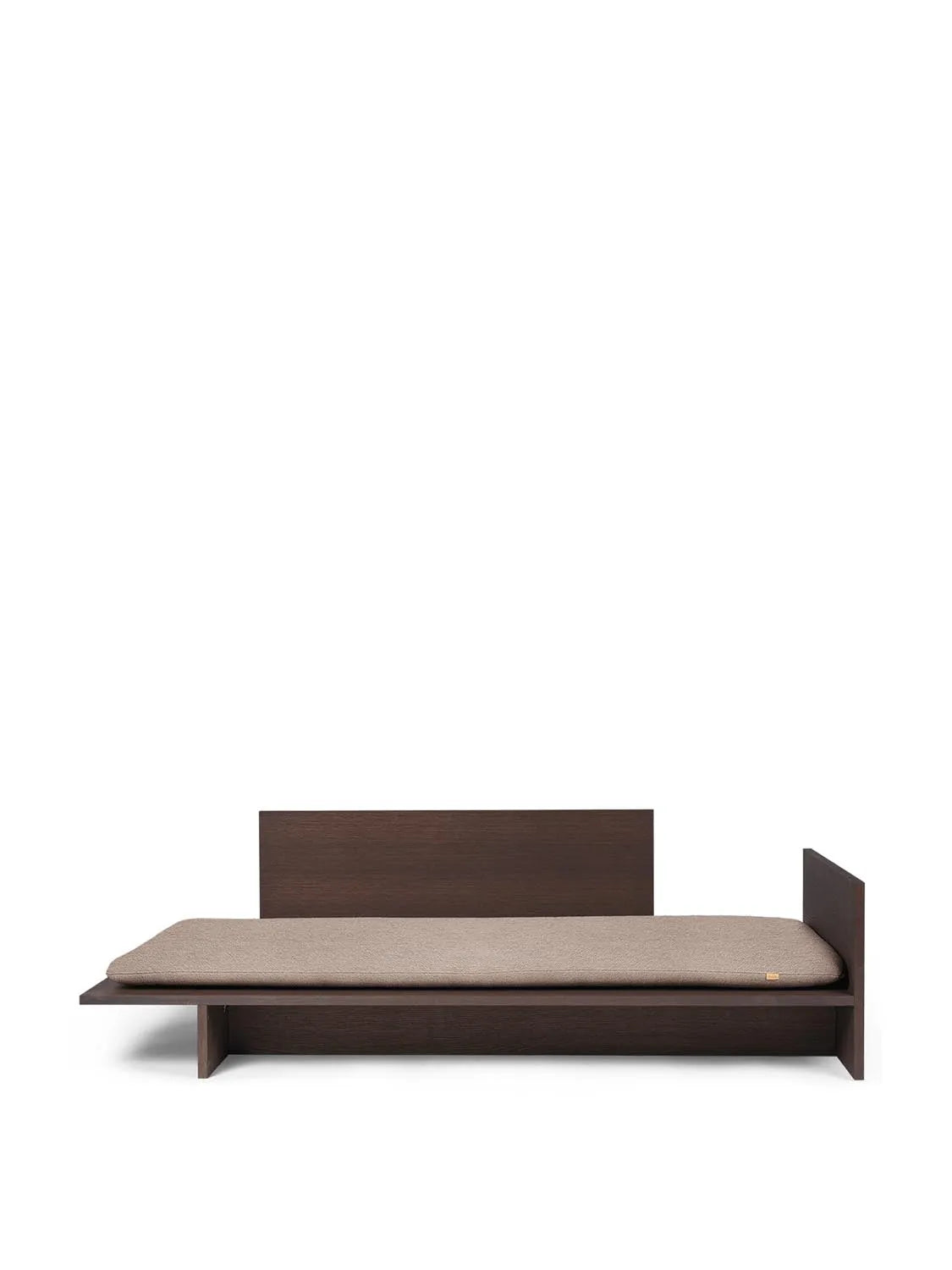 Kona Bed  in  Dark Stained präsentiert im Onlineshop von KAQTU Design AG. Tagesbett ist von Ferm Living