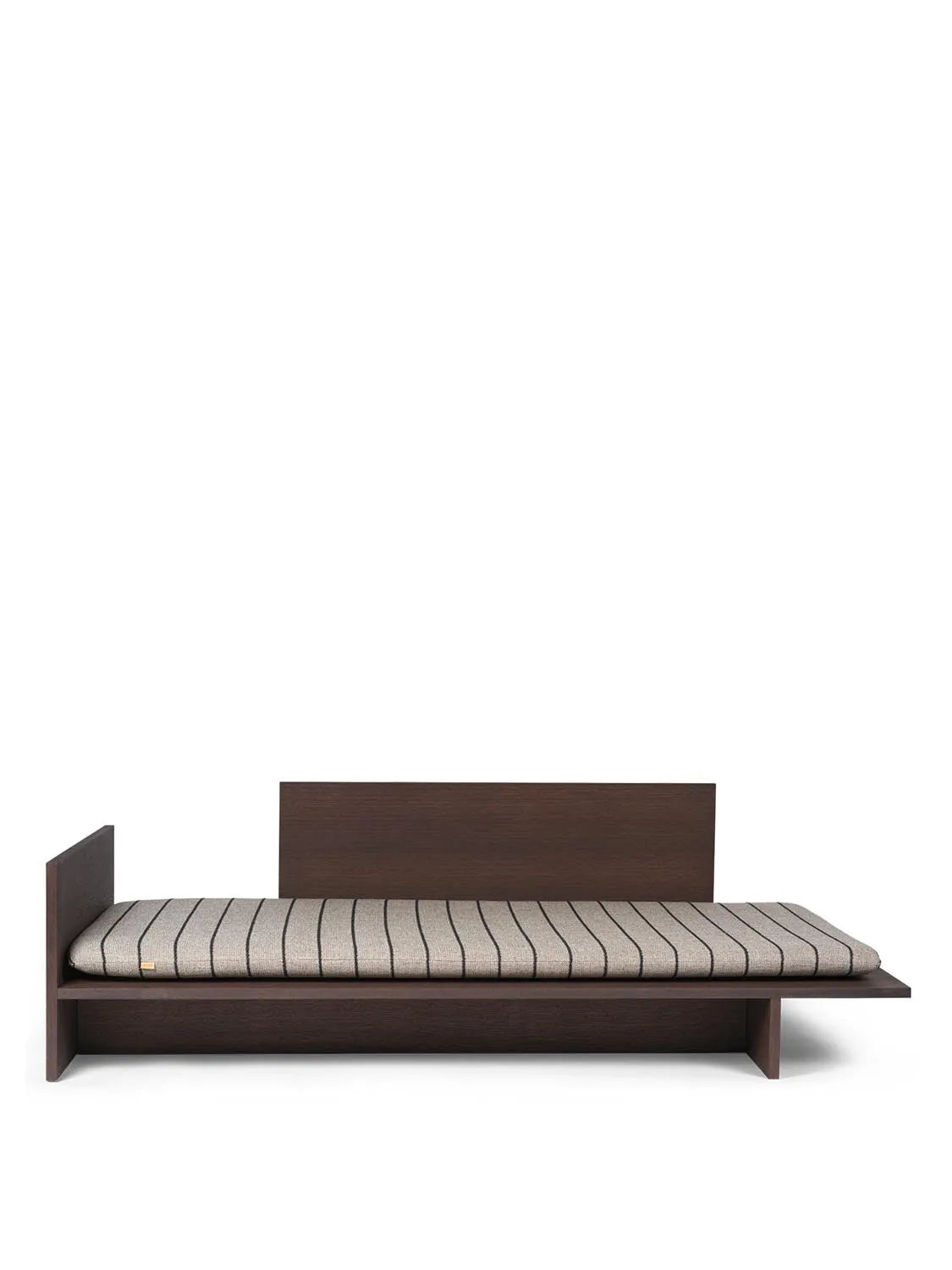 Kona Bed  in  Dark Stained präsentiert im Onlineshop von KAQTU Design AG. Tagesbett ist von Ferm Living