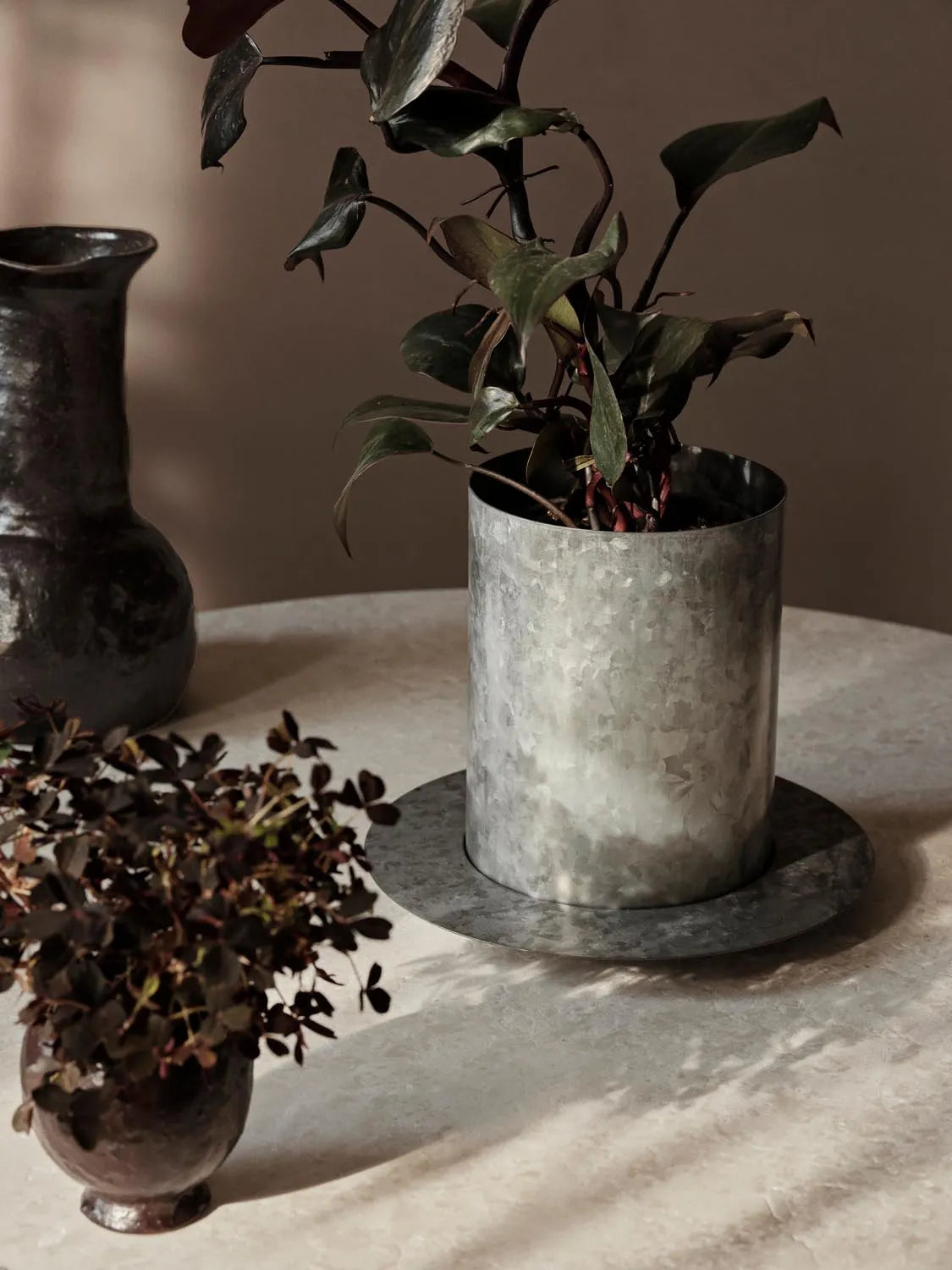 Auran Pot Small  in  Galvanized präsentiert im Onlineshop von KAQTU Design AG. Blumentopf ist von Ferm Living