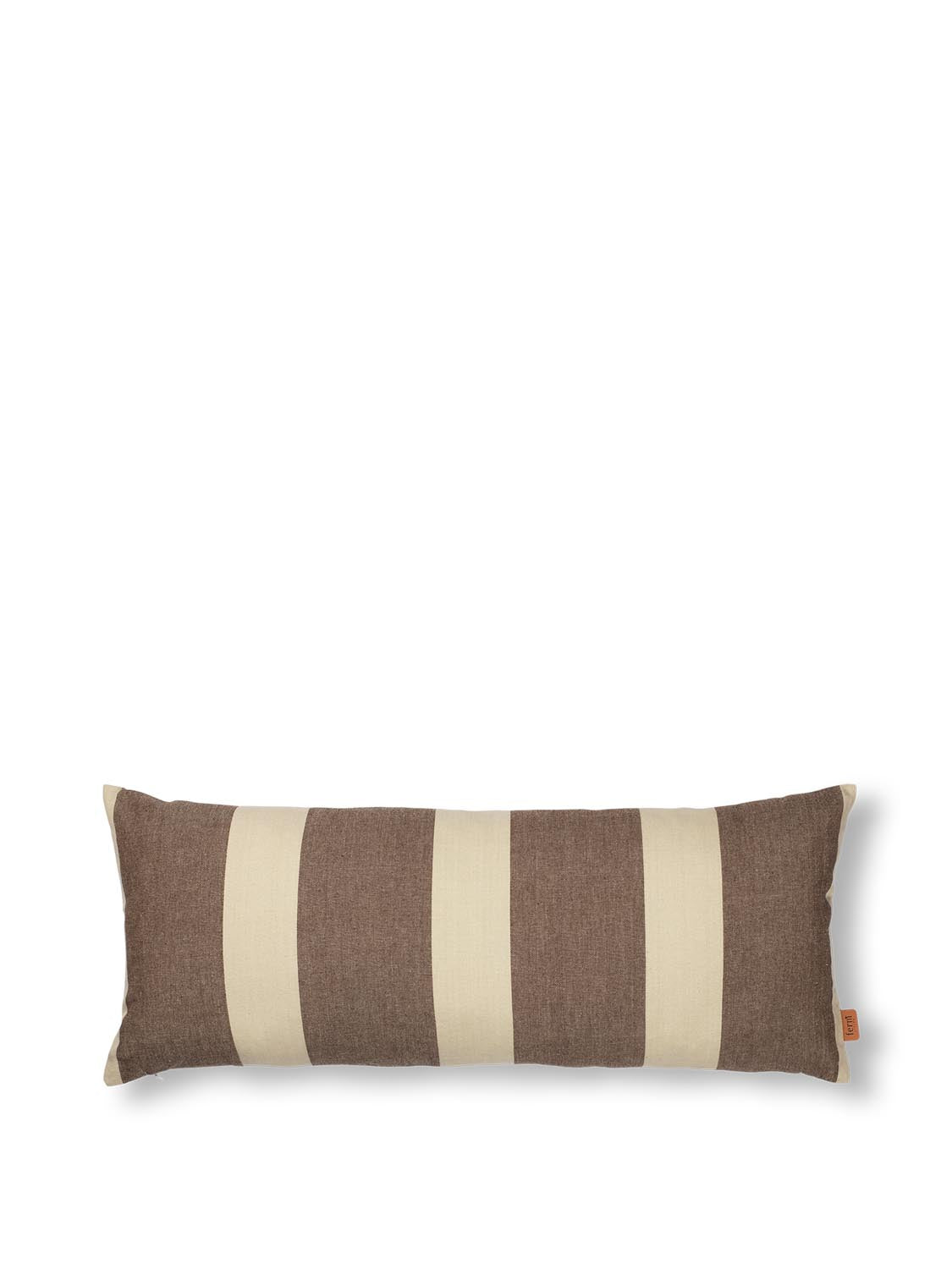 Strand Kissen  in  Carob Brown/Parchment präsentiert im Onlineshop von KAQTU Design AG. Deko Kissen ist von Ferm Living