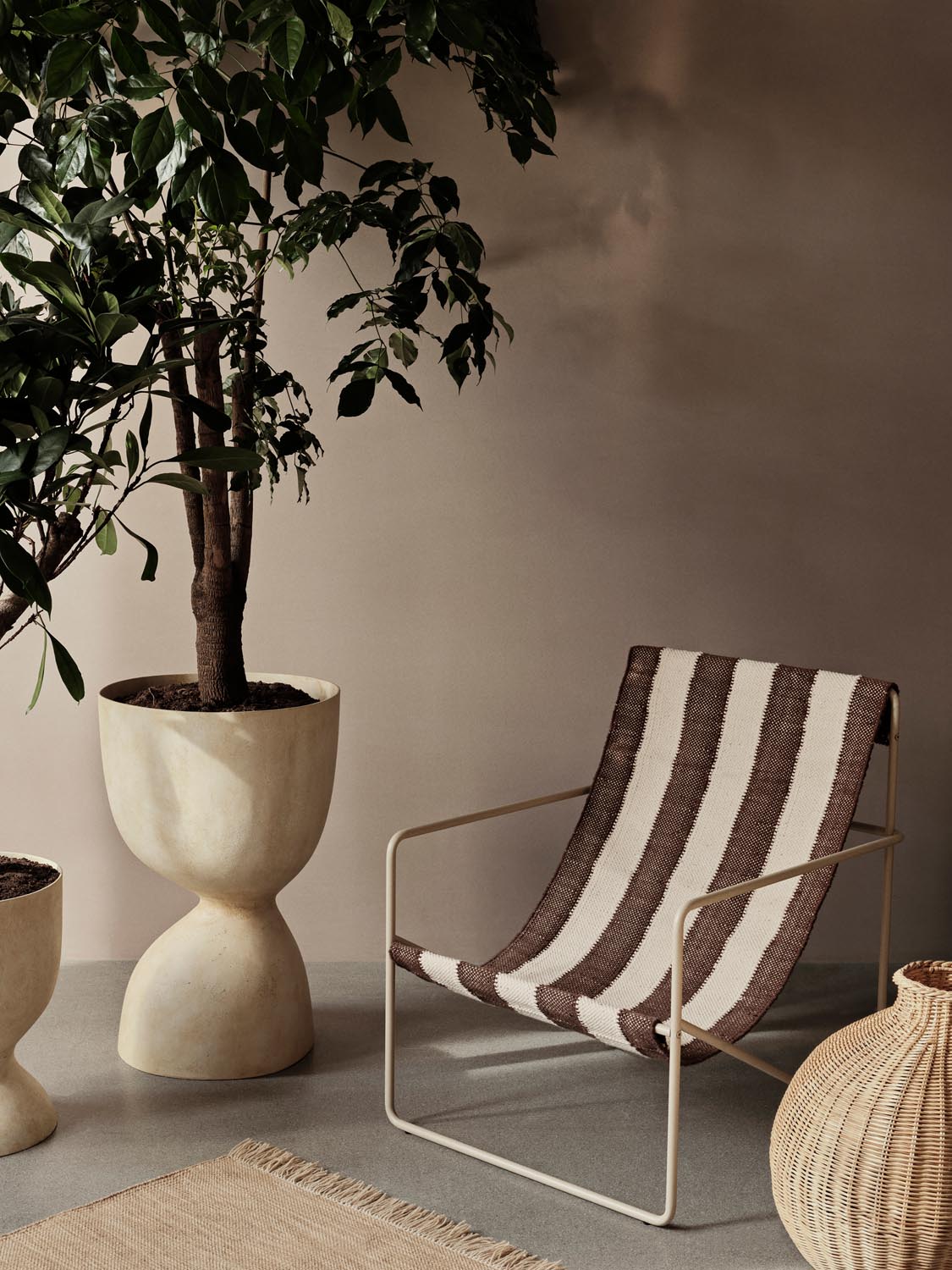 Desert Lounge Chair in Cashmere/Offwhite/Chocolate präsentiert im Onlineshop von KAQTU Design AG. Outdoor-Sessel ist von Ferm Living