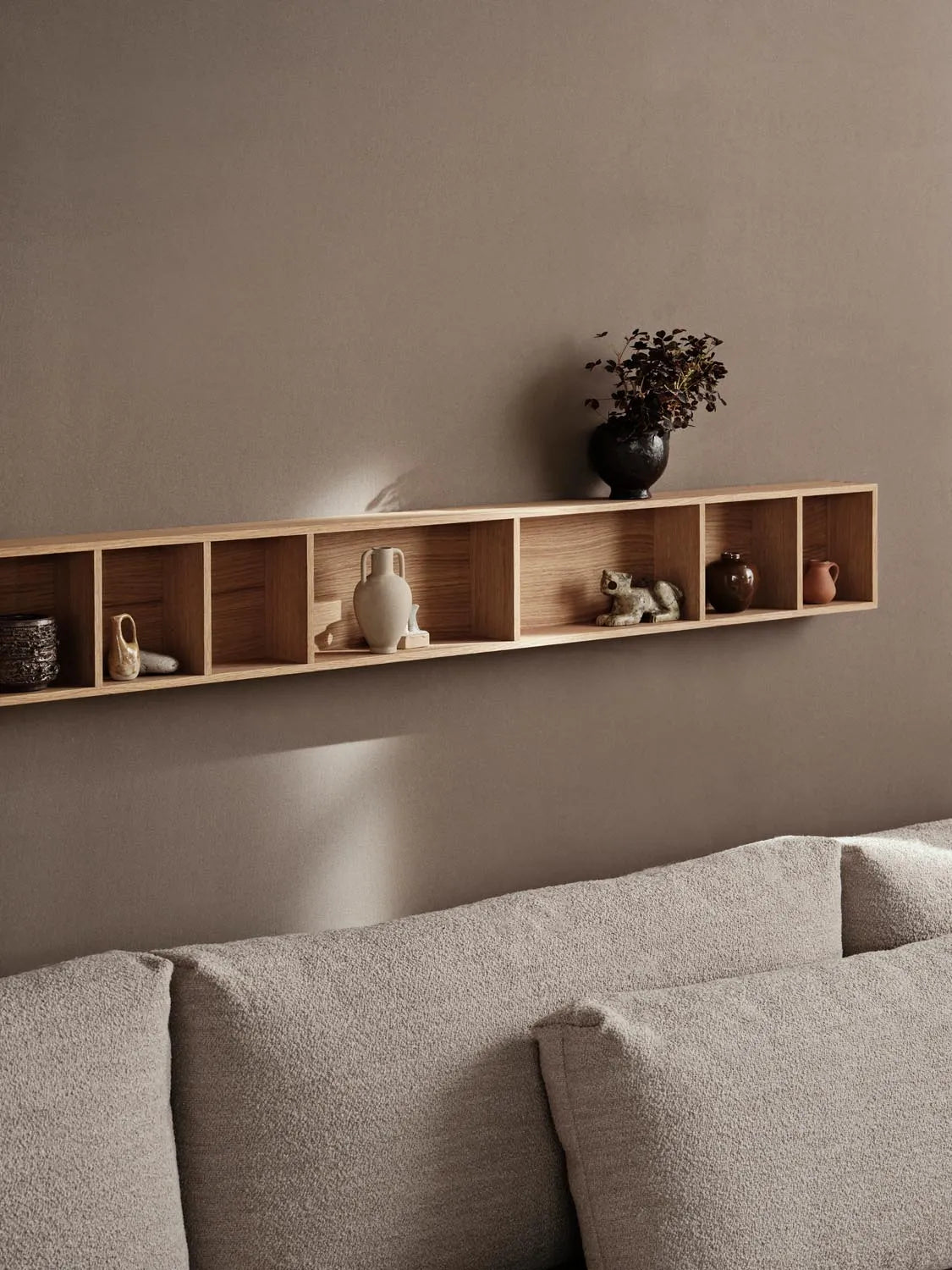 Stilvolles Bon Regal Long von Ferm Living für kompakte Bereiche.