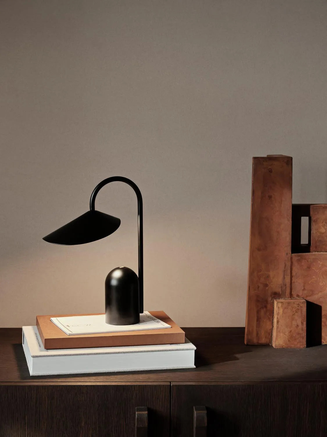 Arum portable Tischleuchte  in  Black präsentiert im Onlineshop von KAQTU Design AG. Tischleuchte ist von Ferm Living