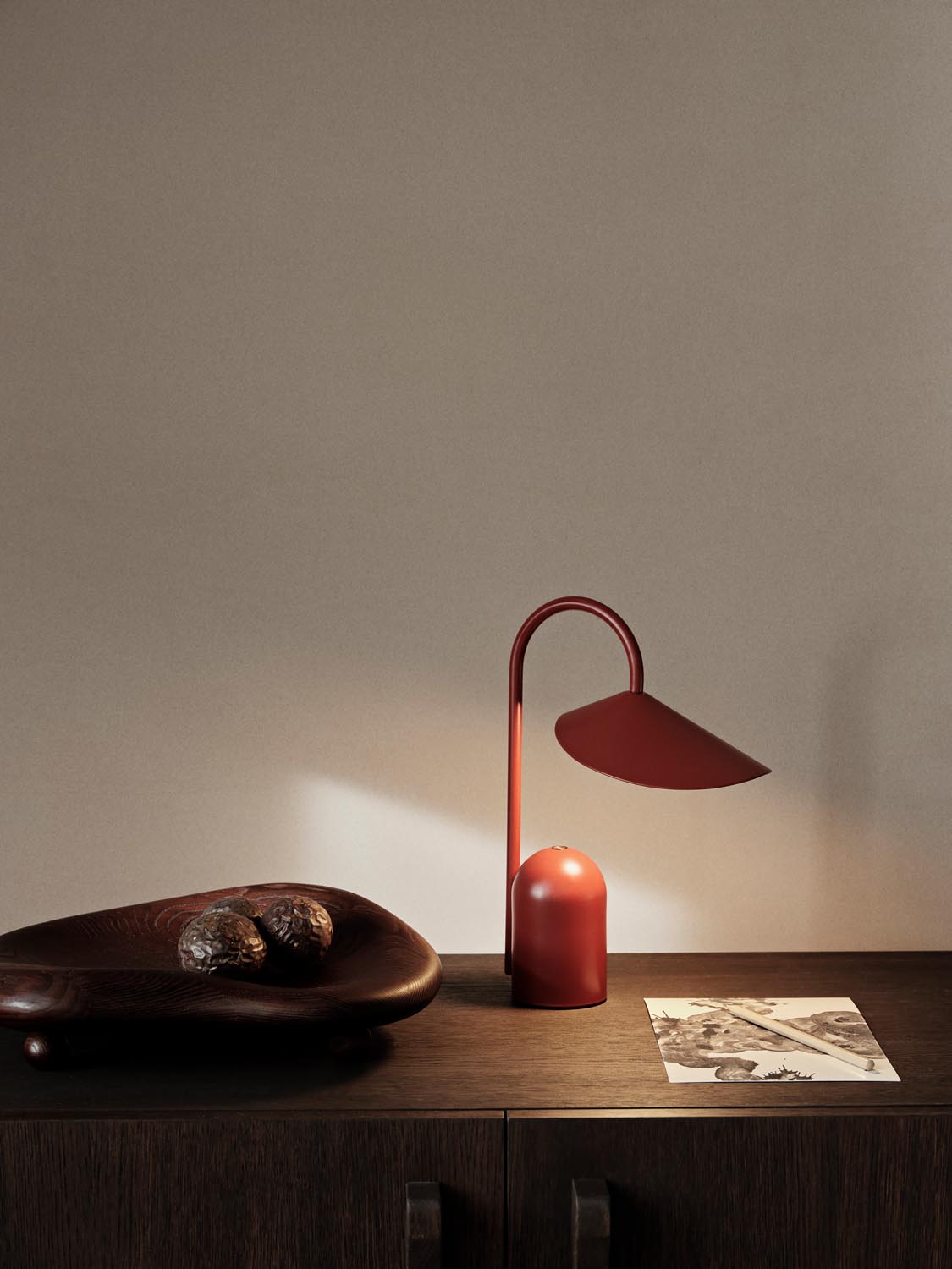 Arum portable Tischleuchte  in  Oxide Red präsentiert im Onlineshop von KAQTU Design AG. Tischleuchte ist von Ferm Living