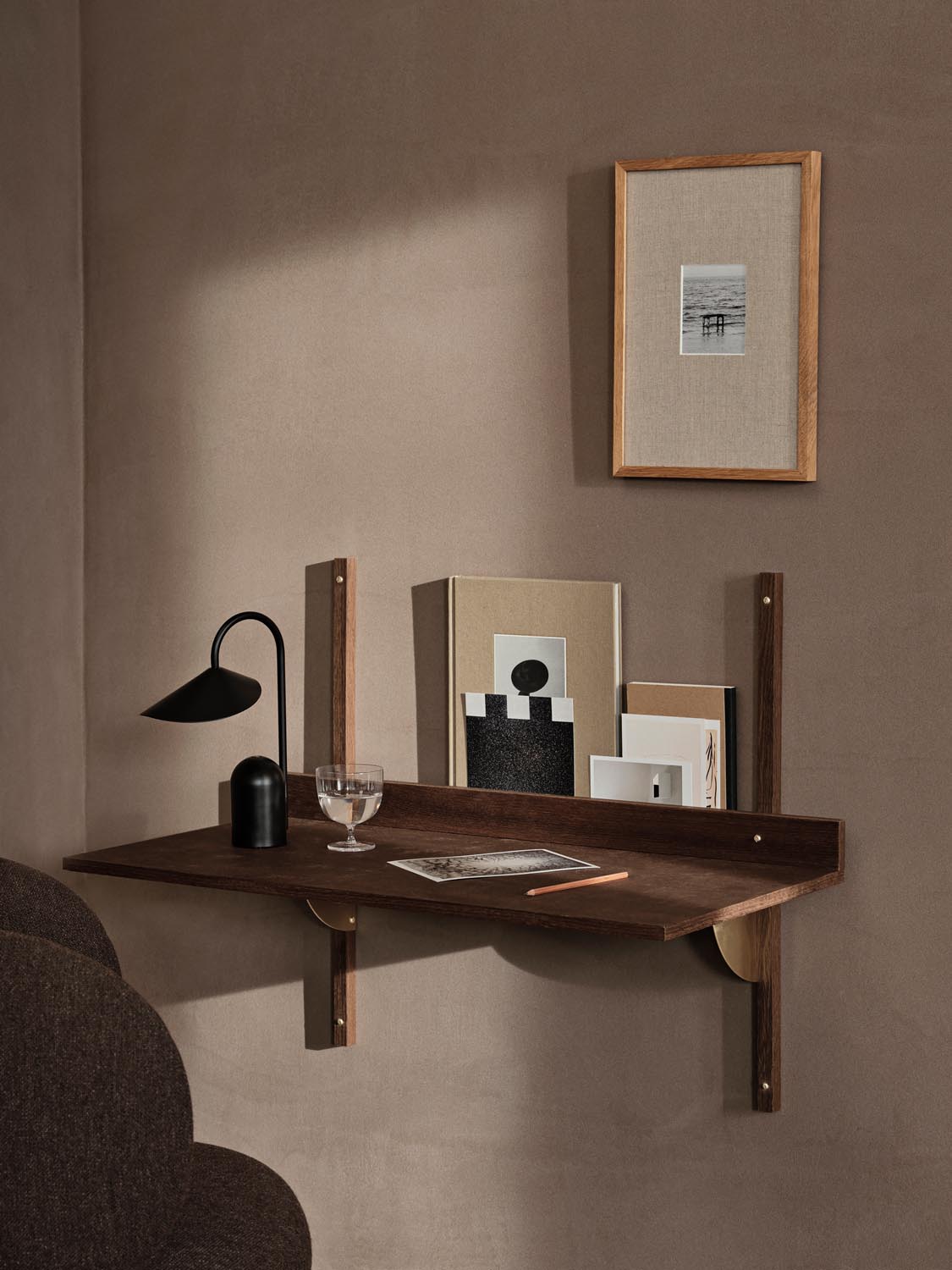 Sector Desk  in  Smoked Oak/Brass präsentiert im Onlineshop von KAQTU Design AG. Sekretär ist von Ferm Living