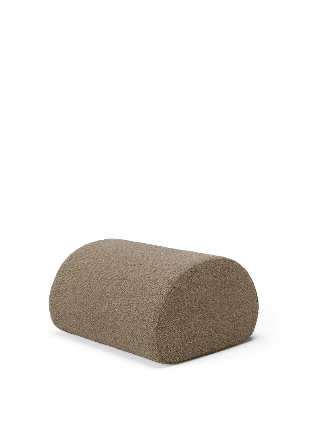 Der Rouli Pouf Pure Bouclé von Ferm Living: Elegantes Design, weiches Bouclé, wasserabweisend, vielseitig, komfortabel, nachhaltig verpackt.