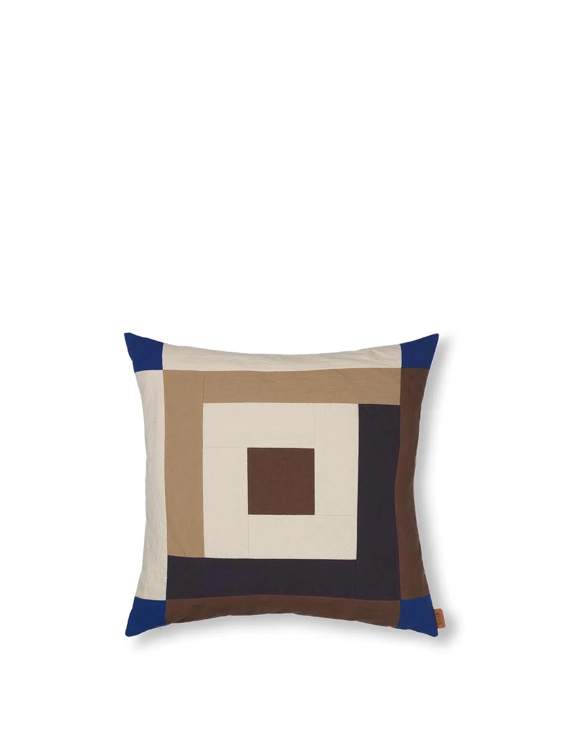 Border Patchwork Kissen Cover  in  Carob Brown/Brigh präsentiert im Onlineshop von KAQTU Design AG. Deko Kissenbezug ist von Ferm Living