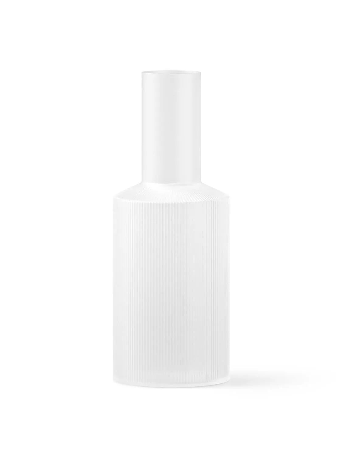 Ripple Carafe  in  Frosted präsentiert im Onlineshop von KAQTU Design AG. Karaffe ist von Ferm Living