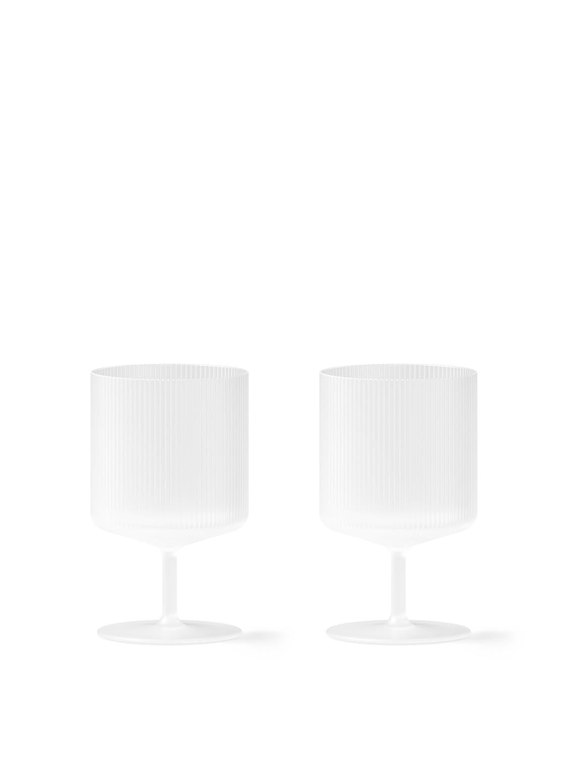 Ripple Wine Glasses Set of 2  in  Frosted präsentiert im Onlineshop von KAQTU Design AG. Wein- & Sektglas ist von Ferm Living