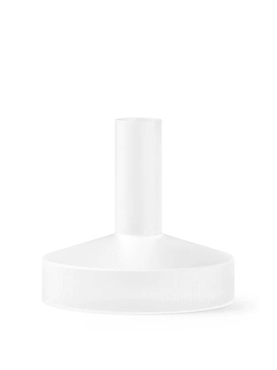 Die Ripple Wine Carafe von Ferm Living: Handgeblasenes Glas, gewellte Oberfläche, 1L Volumen, modern, stilvoll, perfektes Geschenk.