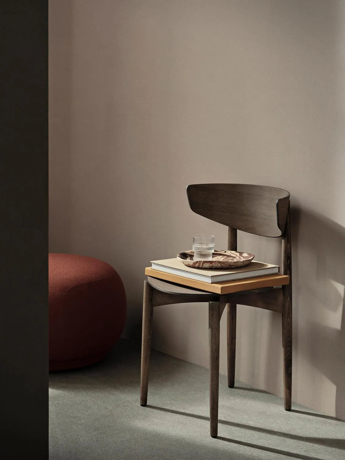 Herman Esszimmerstuhl Wood  in  Dark Stained Beech präsentiert im Onlineshop von KAQTU Design AG. Stuhl ist von Ferm Living