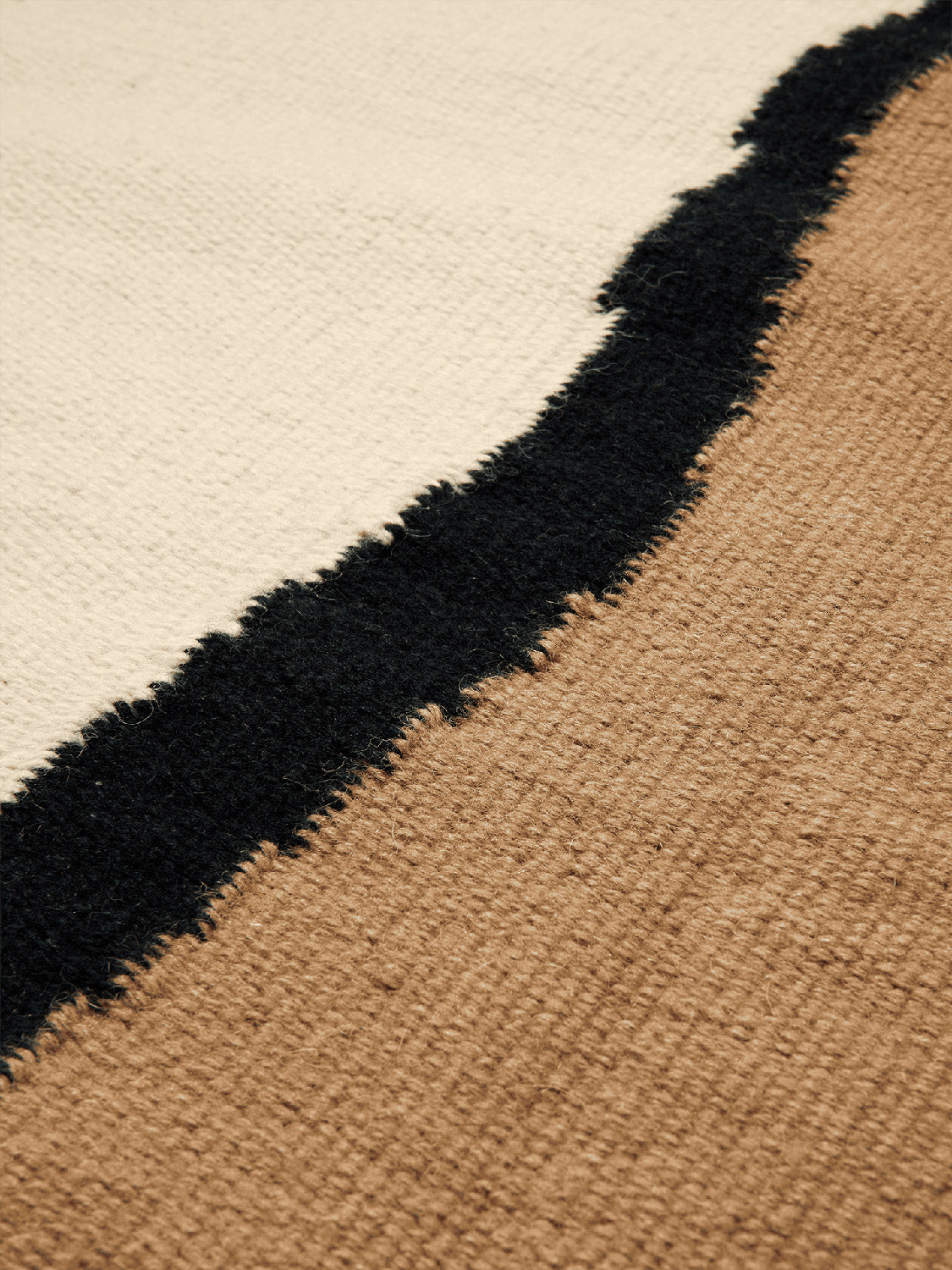 Soil Kelim Teppich 200 x 300  in  Dark Sand/Offwhite präsentiert im Onlineshop von KAQTU Design AG. Teppich ist von Ferm Living