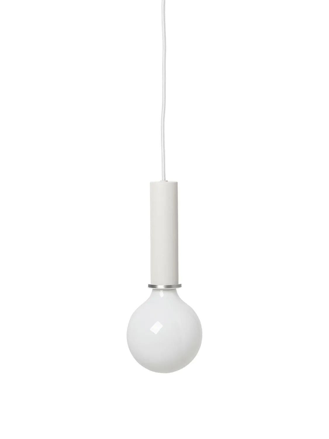 Elegante Pendelleuchte von Ferm Living mit vielseitigem Design, dekorativem Chromring und 3m Textilleitung.