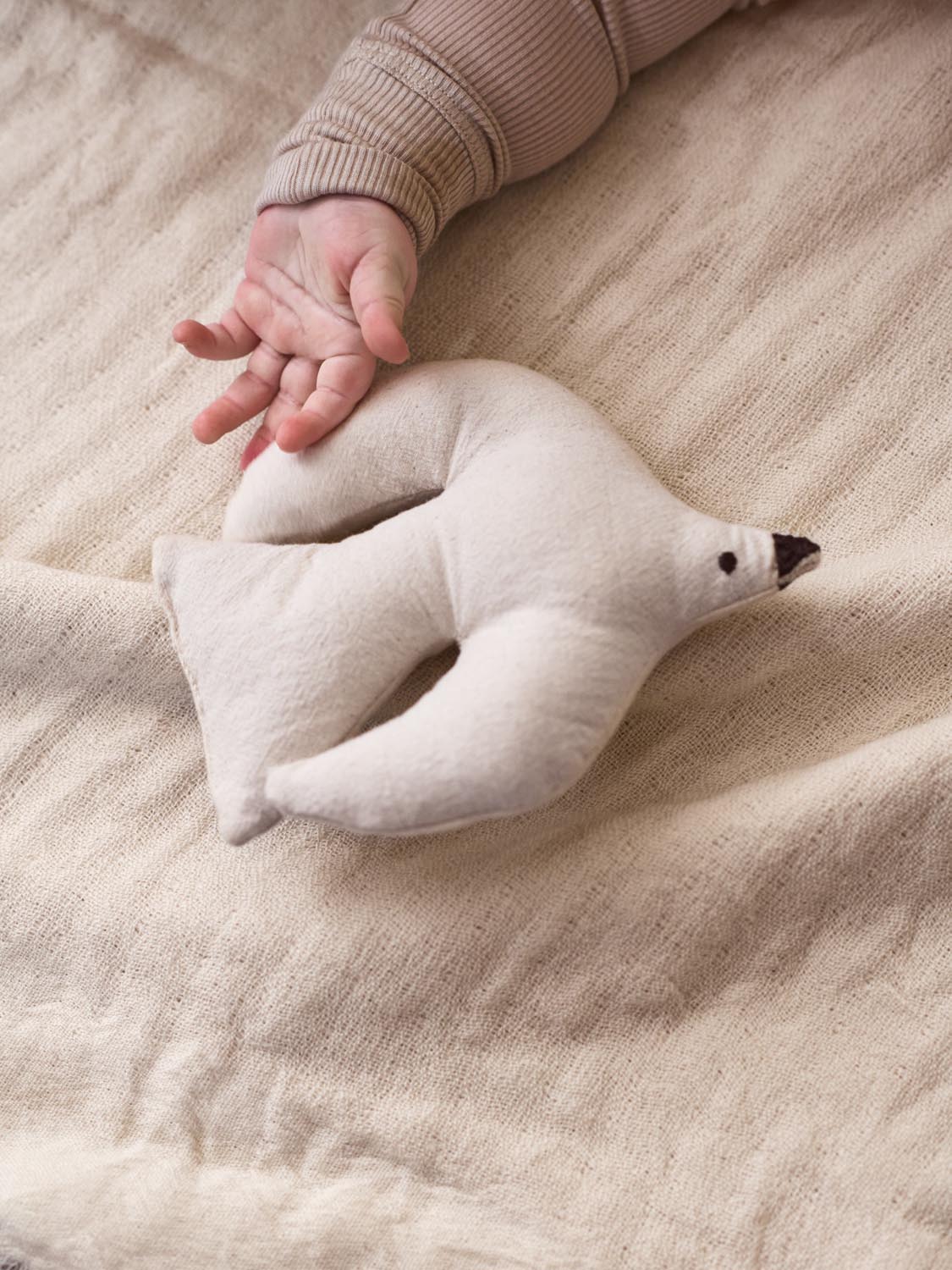 Swif Bird Soft Toy  in  Undyed präsentiert im Onlineshop von KAQTU Design AG. Objekte Kids ist von Ferm Living