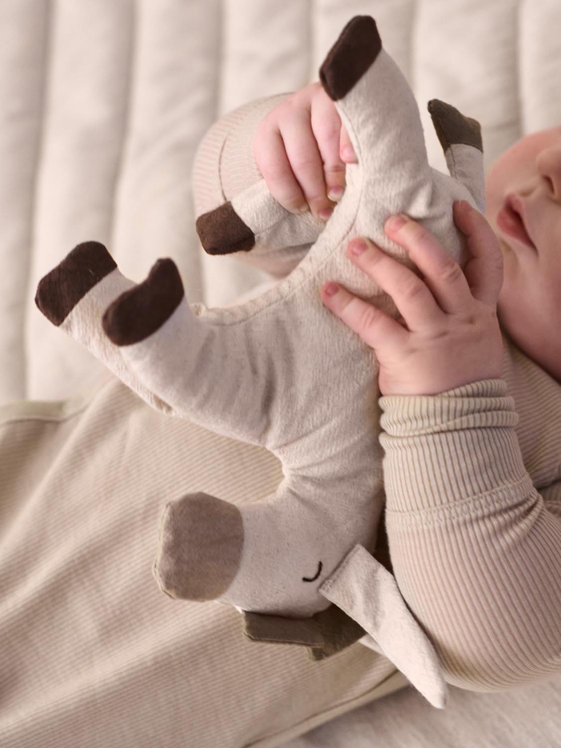 Donkey Soft Toy  in  Undyed/Dark Sand präsentiert im Onlineshop von KAQTU Design AG. Plüschtier Kids ist von Ferm Living