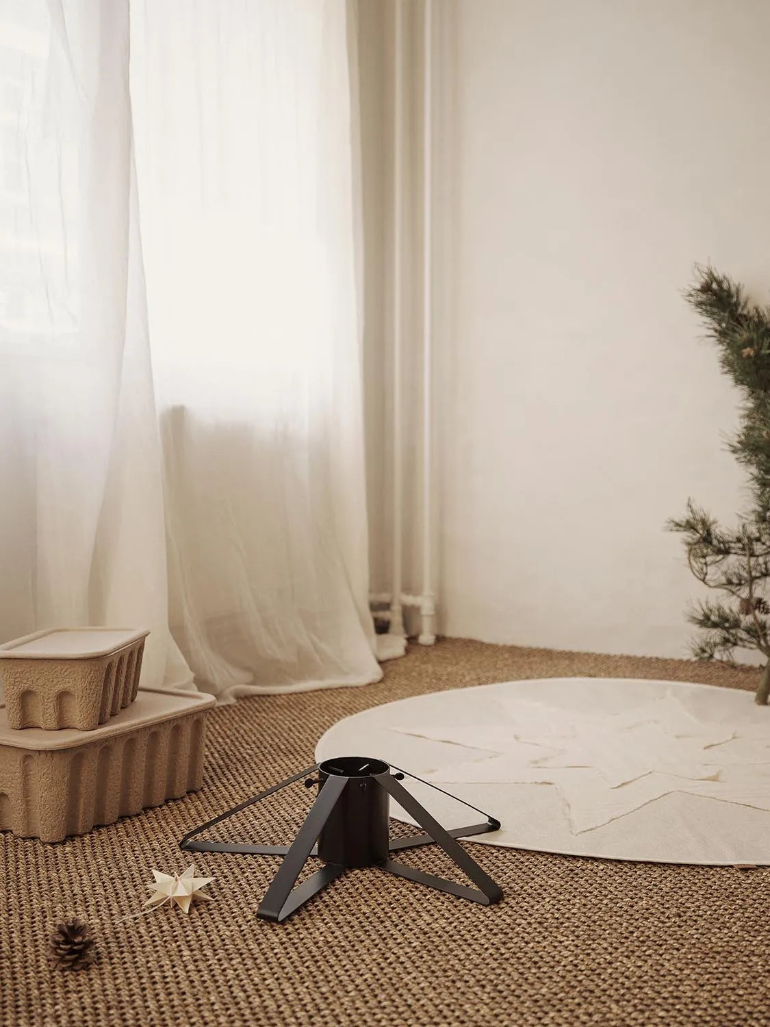 Vela Star Christmas Tree Blanket  in  Natural präsentiert im Onlineshop von KAQTU Design AG. Weihnachtszubehör ist von Ferm Living