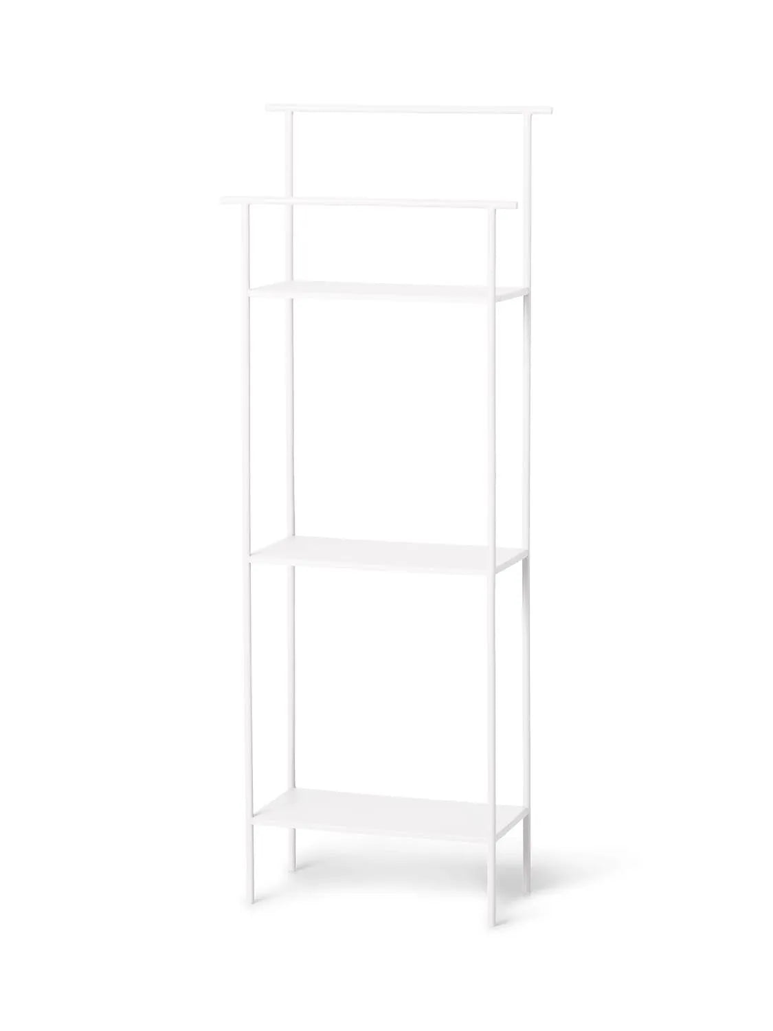 Die Dora Shelving Unit von Ferm Living: stilvolles, rostfreies Edelstahlregal für Badezimmer, ideal für Handtücher und Pflegeprodukte.