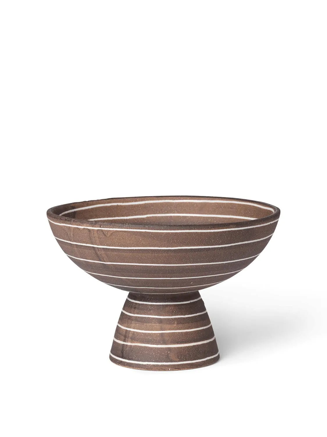 Die Brura Bowl von Ferm Living: Terrakotta-Kunstwerk mit kaffeefarbener Glasur und handbemalten Streifen, rustikale Eleganz.