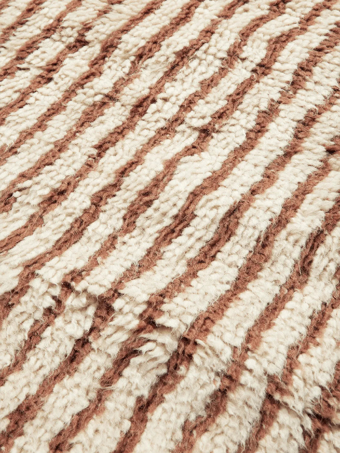 Kami Knotted Teppich 80 x 120  in  Offwhite/Red Brown präsentiert im Onlineshop von KAQTU Design AG. Teppich ist von Ferm Living