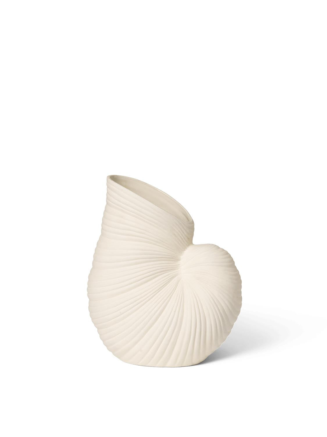 Shell Vase Off in white präsentiert im Onlineshop von KAQTU Design AG. Vase ist von Ferm Living