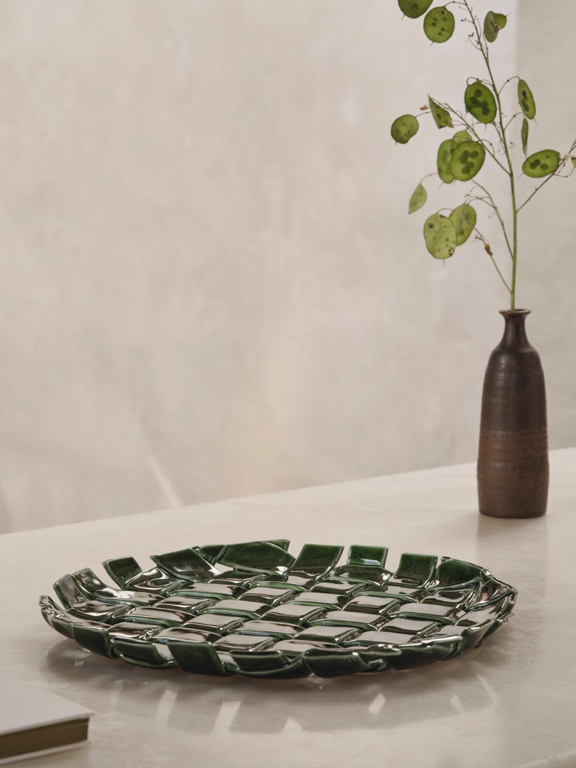 Plait Platter  in  Emerald Green präsentiert im Onlineshop von KAQTU Design AG. Tablett ist von Ferm Living