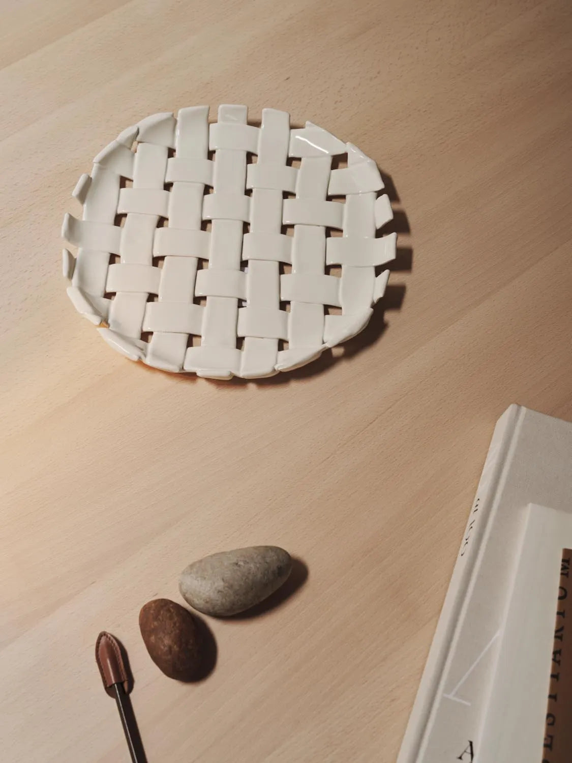 Plait Platter in  Offwhite präsentiert im Onlineshop von KAQTU Design AG. Tablett ist von Ferm Living